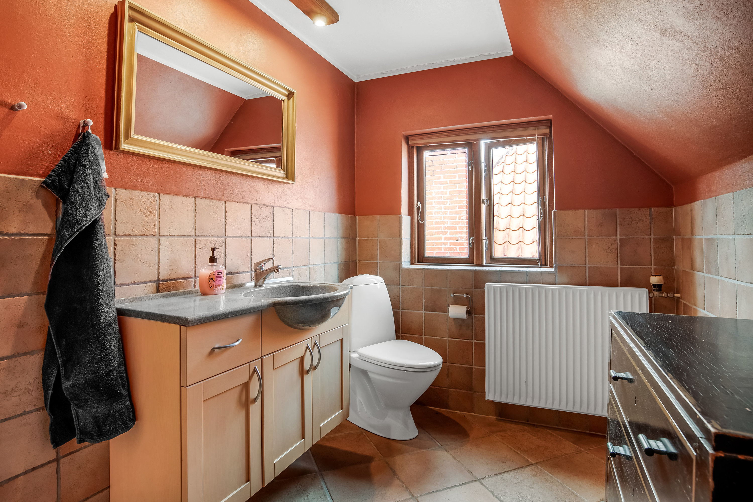 Fremhævet toilet billede i fuldskærmstilstand. Billede af Heldum Gamle Skole 4, Tørring, 7620 Lemvig