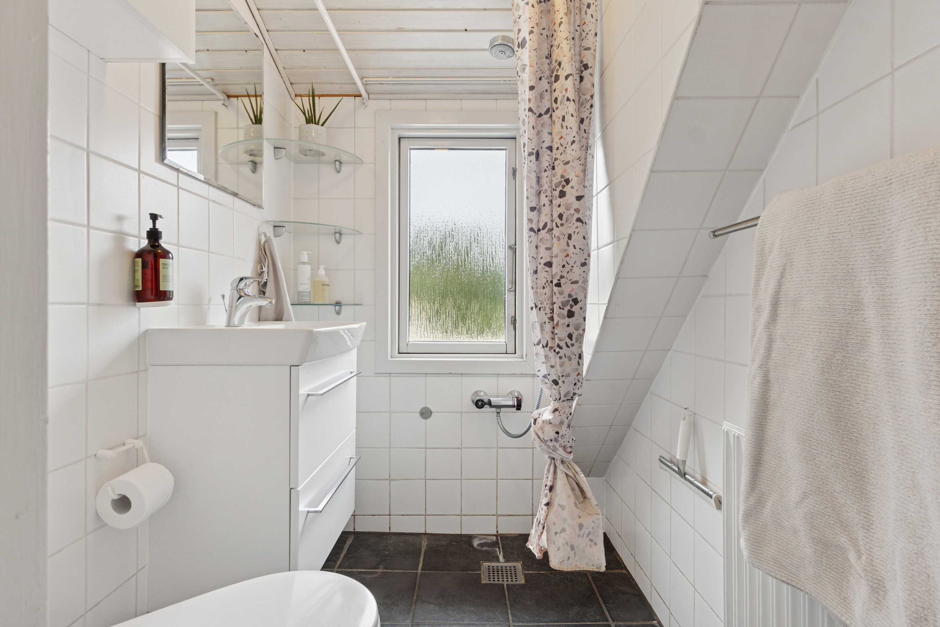 Fremhævet badeværelse billede i fuldskærmstilstand. Billede af Simons Bakke 24, Tilsted, 7700 Thisted