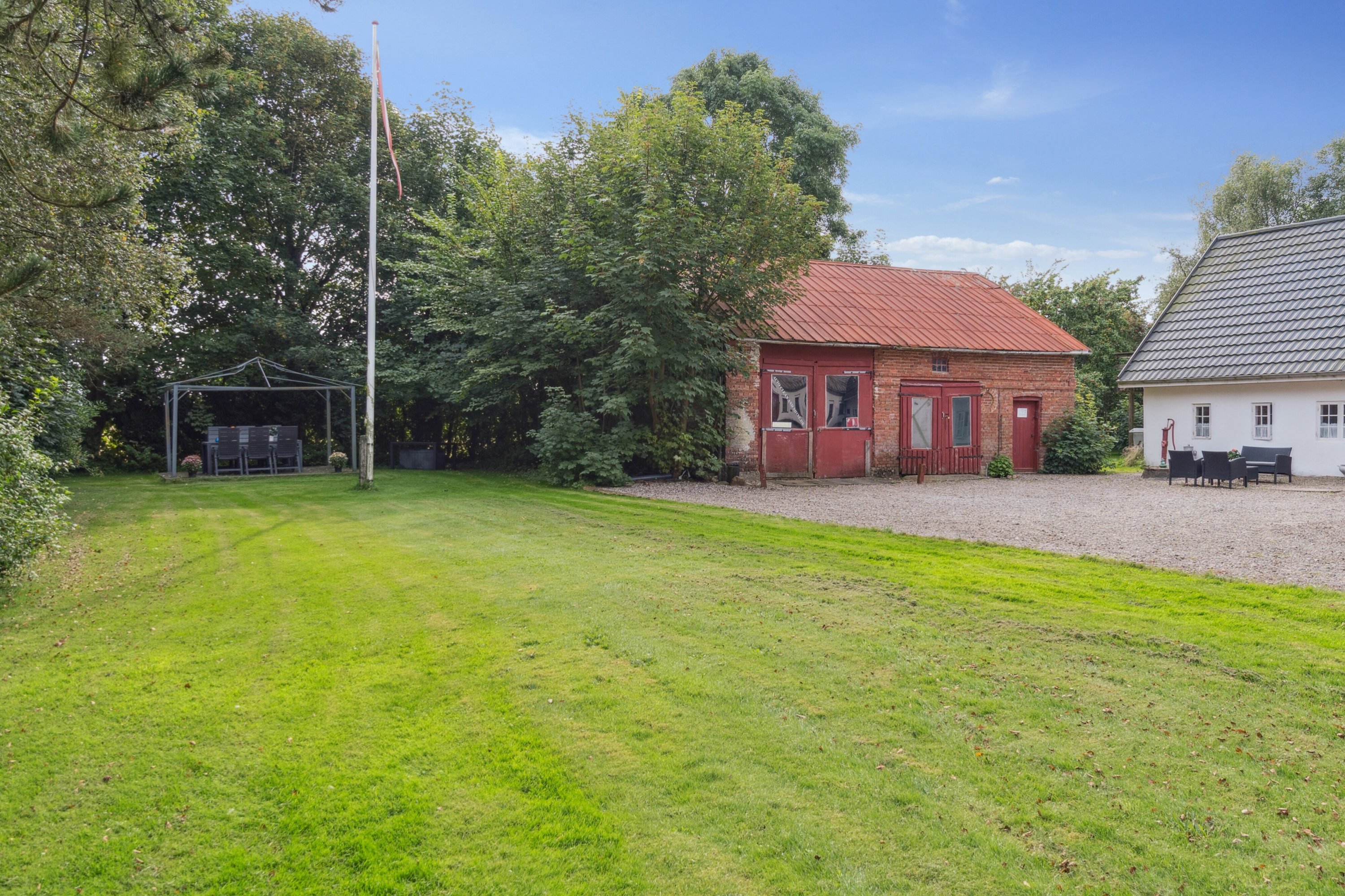 Fremhævet set fra haven billede i fuldskærmstilstand. Billede af Tornum Skovvej 1, 6660 Lintrup