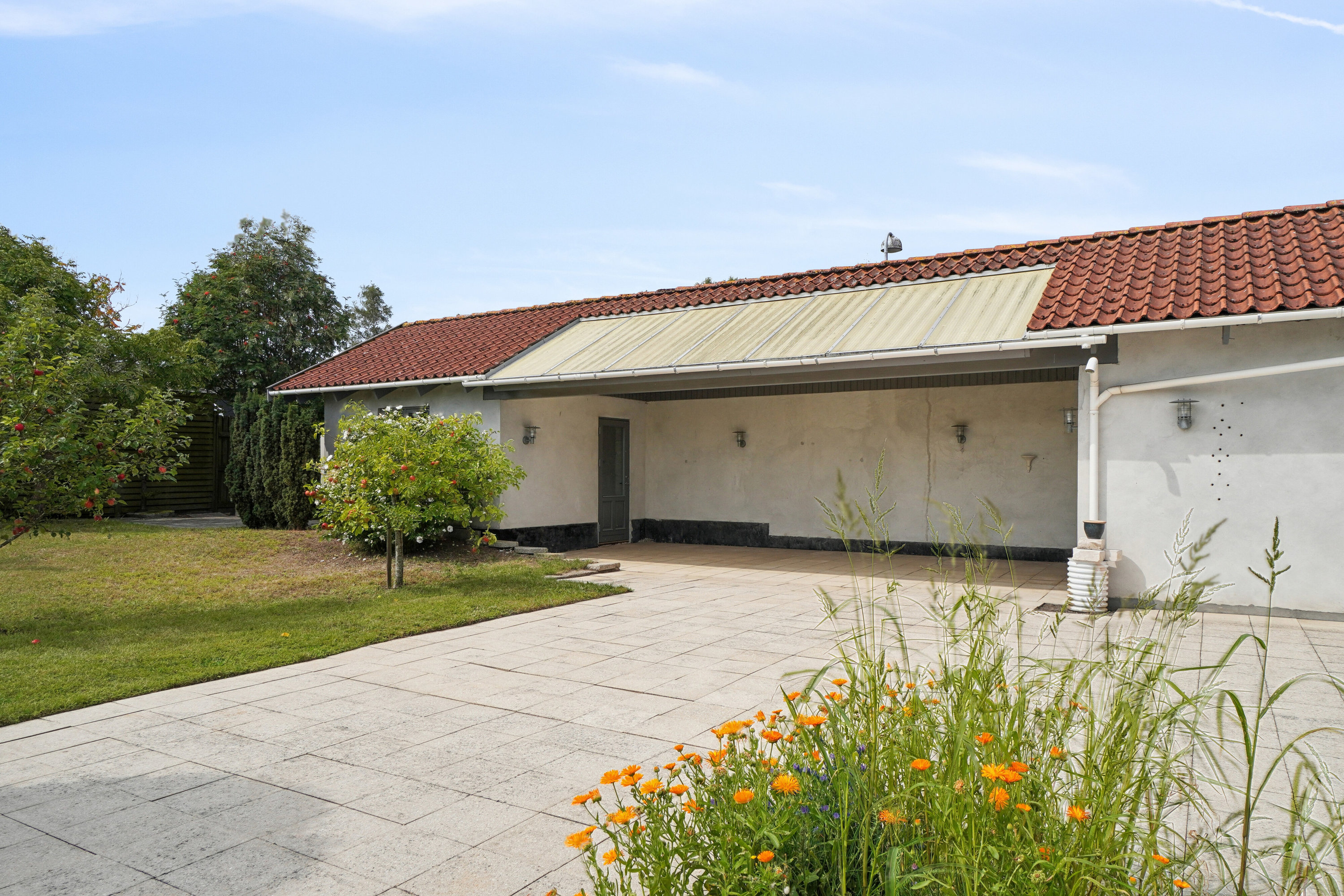 Fremhævet set fra vejen billede i fuldskærmstilstand. Billede af Osvej 1, 4040 Jyllinge