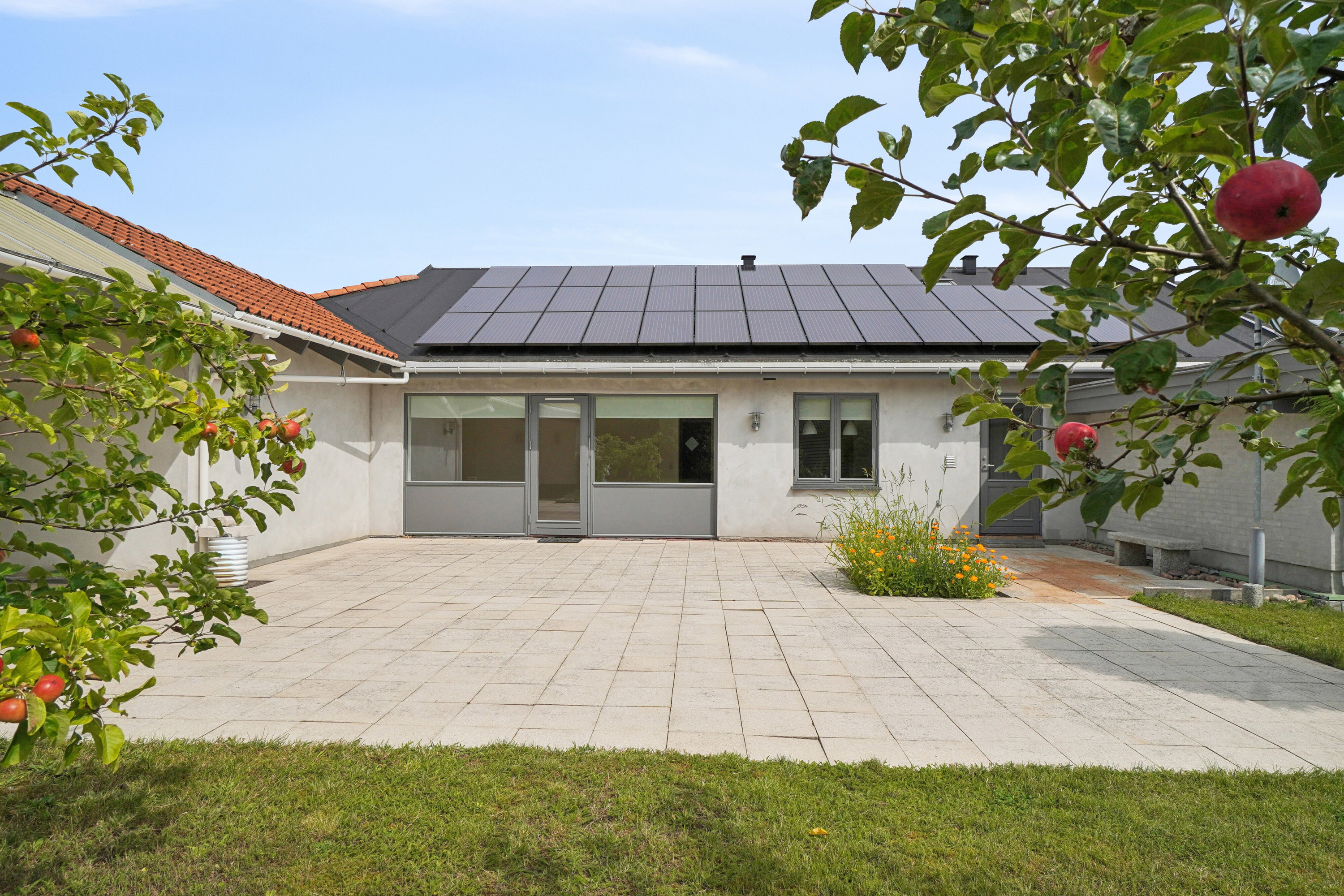 Fremhævet set fra haven billede i fuldskærmstilstand. Billede af Osvej 1, 4040 Jyllinge