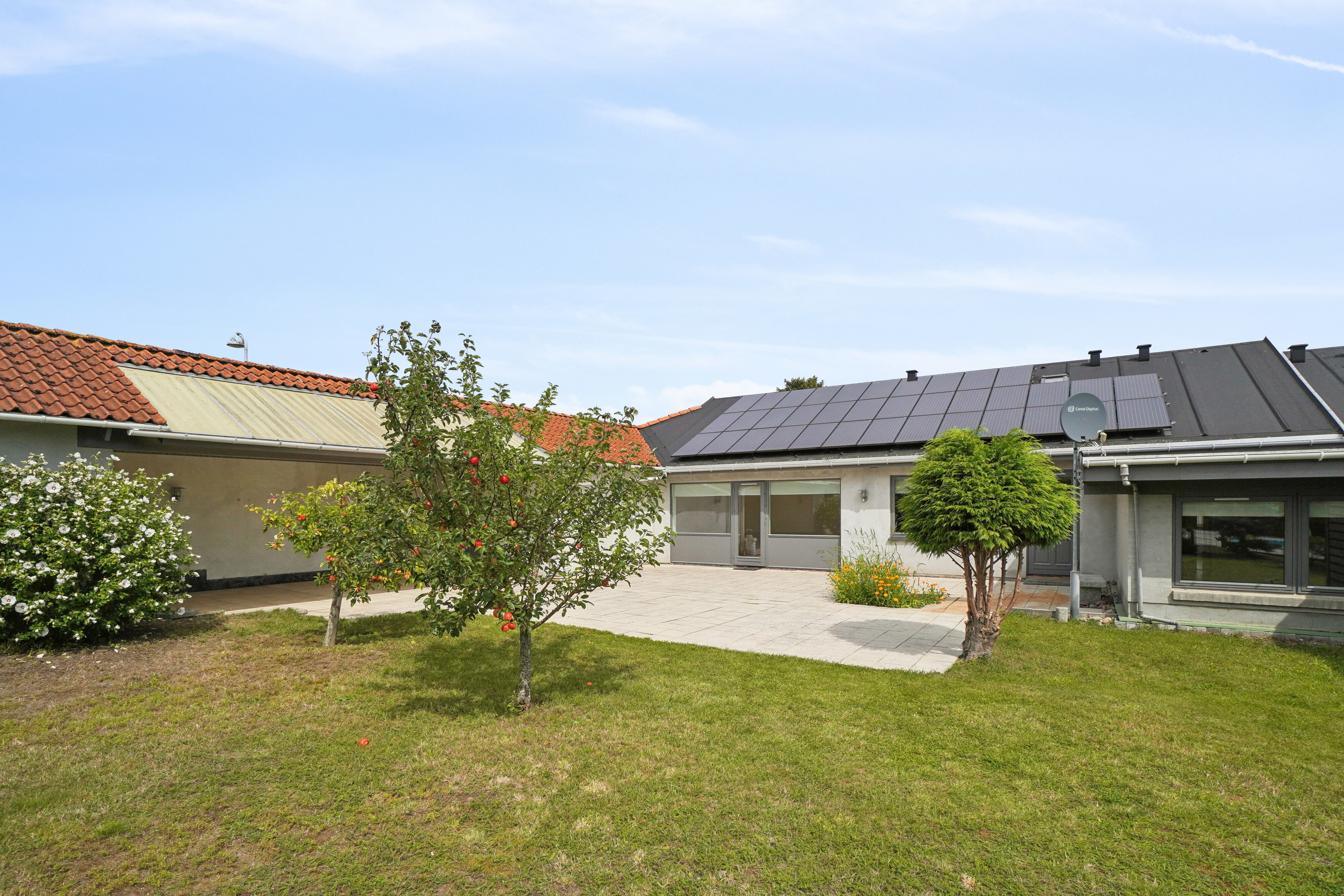 Fremhævet set fra haven billede i fuldskærmstilstand. Billede af Osvej 1, 4040 Jyllinge