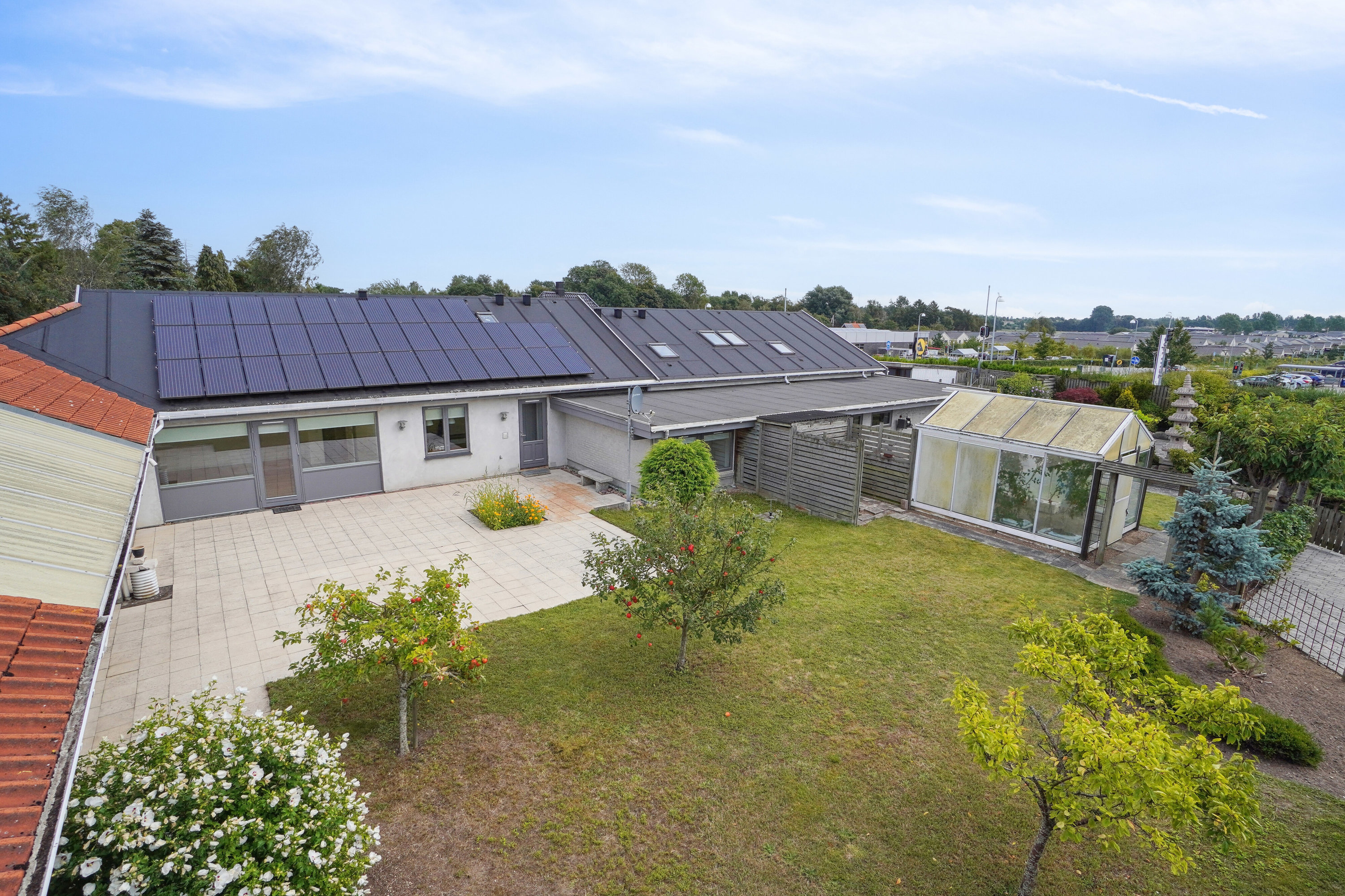 Villa: Set fra haven på Osvej 1, 4040 Jyllinge