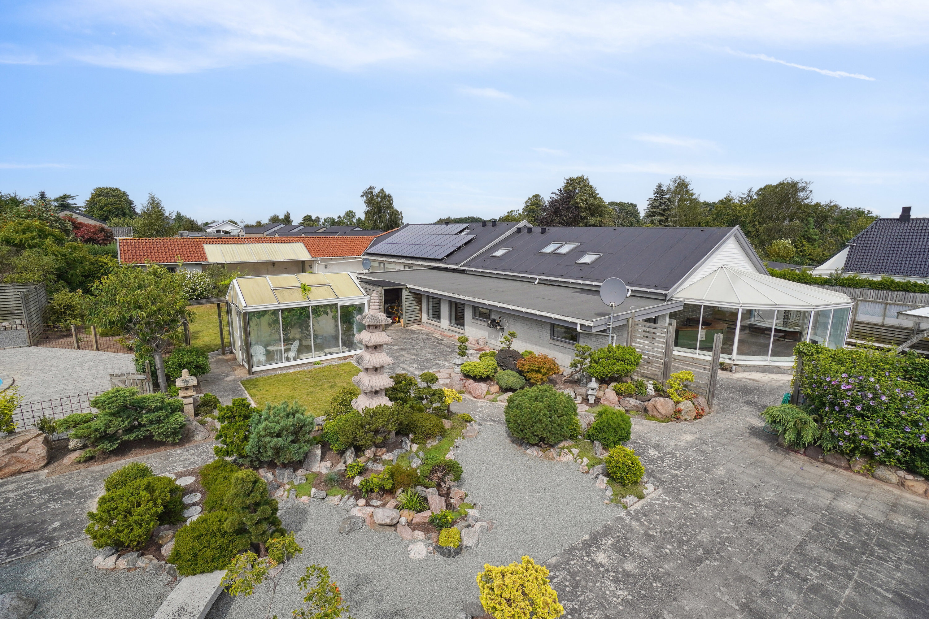 Villa: Set fra vejen på Osvej 1, 4040 Jyllinge