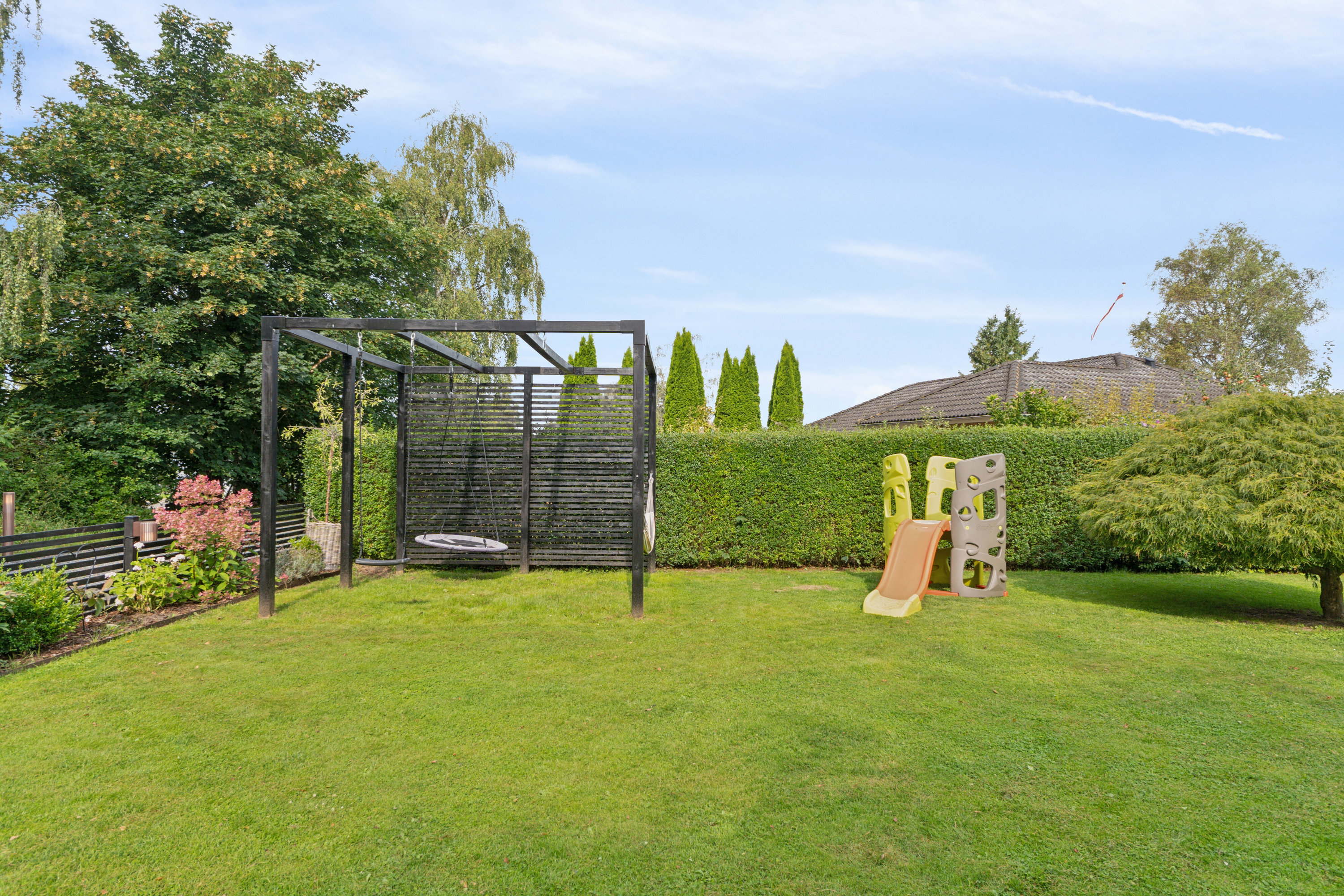 Fremhævet set fra haven billede i fuldskærmstilstand. Billede af Søskrænten 6, Slukefter, 5210 Odense NV