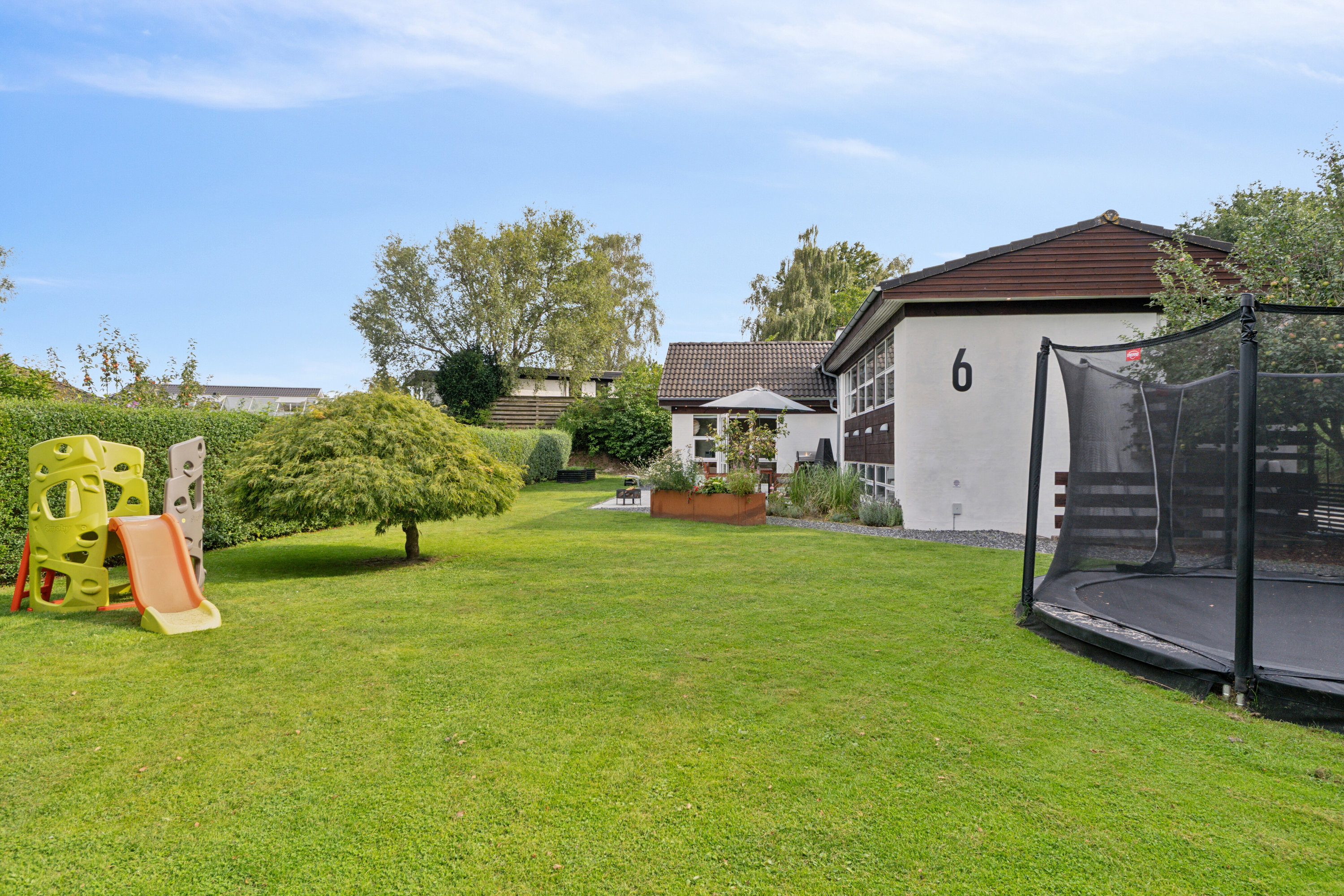 Fremhævet set fra haven billede i fuldskærmstilstand. Billede af Søskrænten 6, Slukefter, 5210 Odense NV