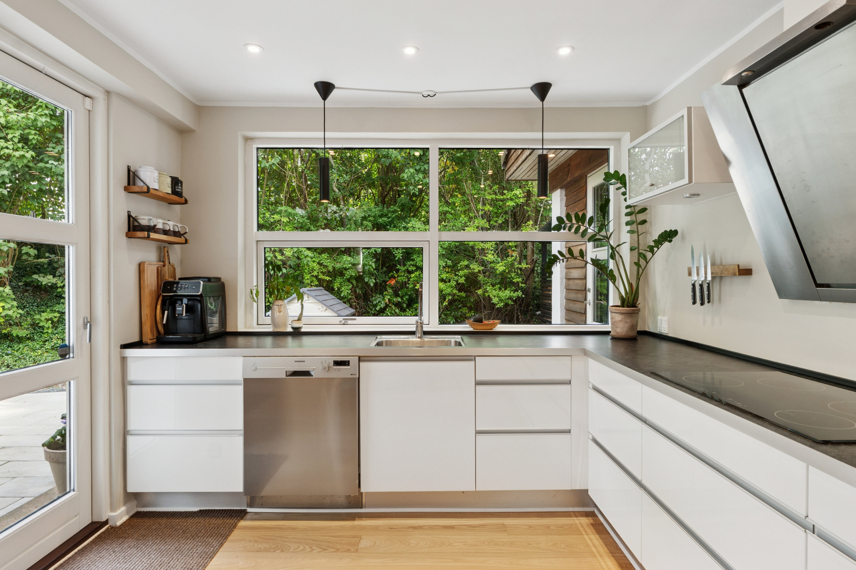 Fremhævet køkken billede i fuldskærmstilstand. Billede af Søskrænten 6, Slukefter, 5210 Odense NV