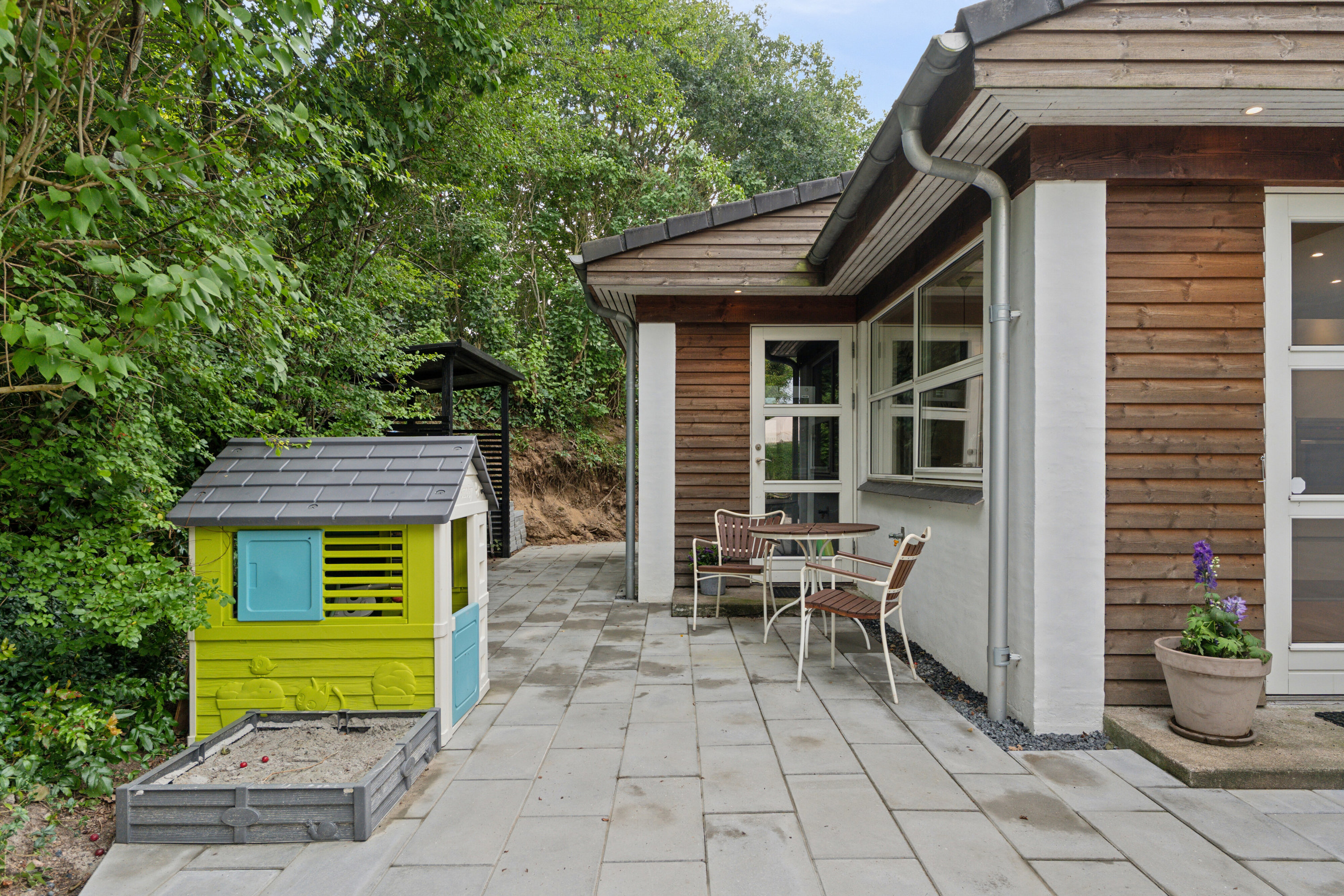 Fremhævet udendørs billede i fuldskærmstilstand. Billede af Søskrænten 6, Slukefter, 5210 Odense NV