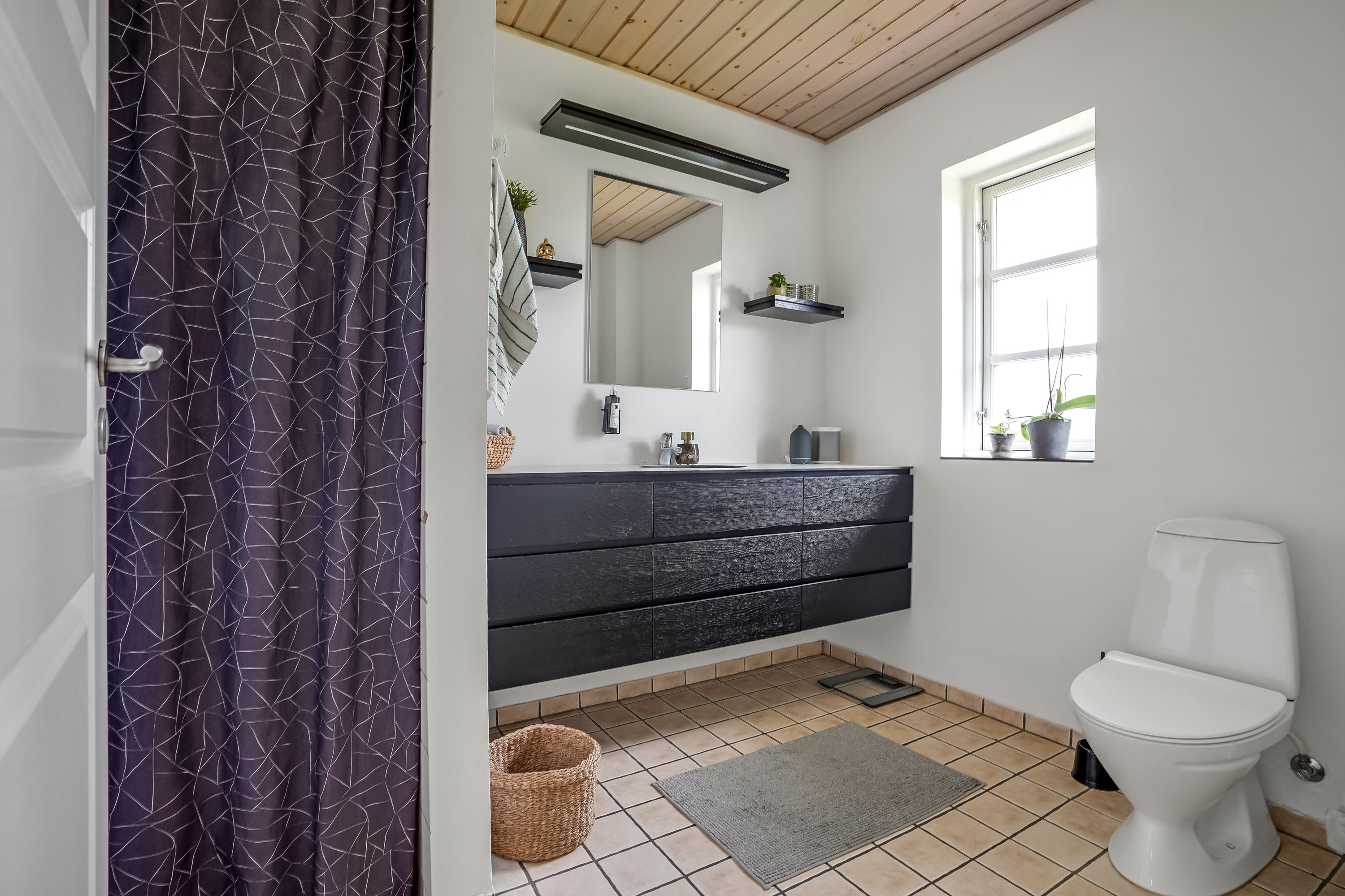 Fremhævet badeværelse billede i fuldskærmstilstand. Billede af Fåruplund 1, 7300 Jelling