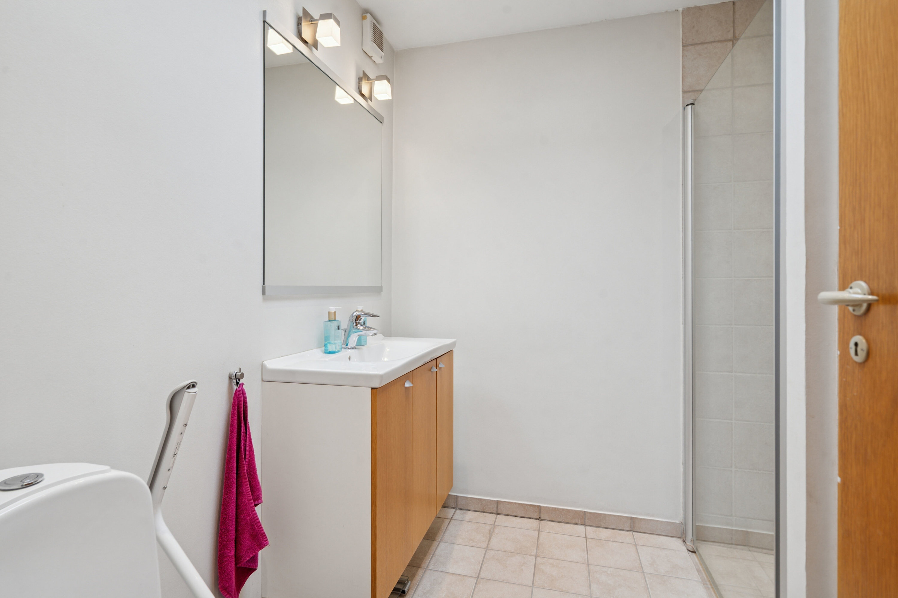 Fremhævet badeværelse billede i fuldskærmstilstand. Billede af Tybrindvænget 16, 5230 Odense M