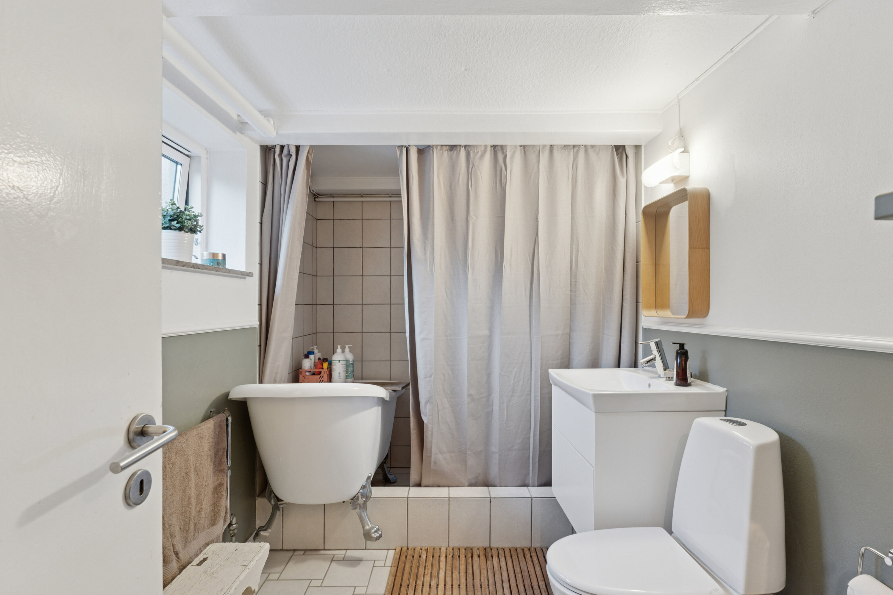 Fremhævet badeværelse billede i fuldskærmstilstand. Billede af Baunehøjvej 3, 2800 Kongens Lyngby