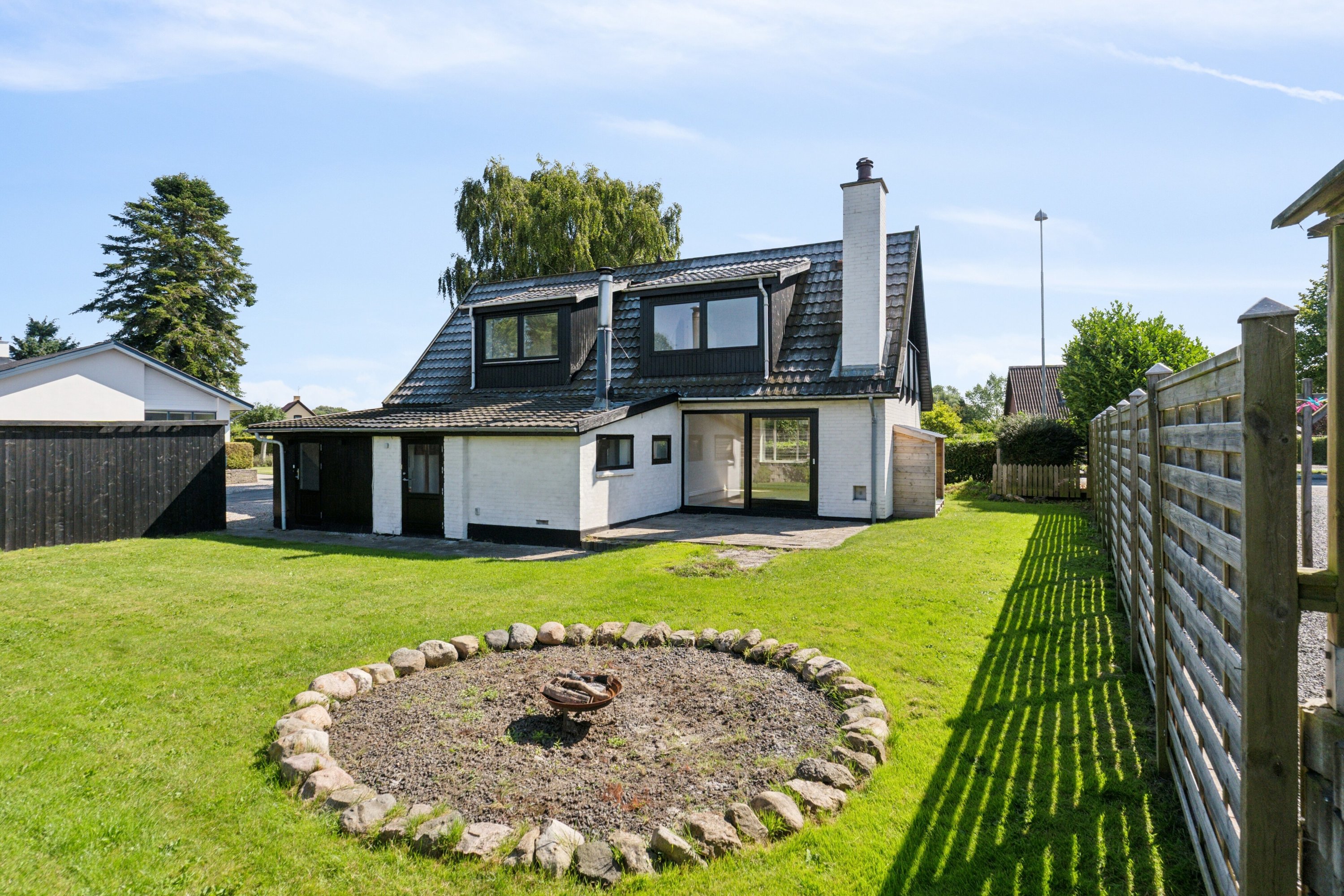 Fremhævet set fra haven billede i fuldskærmstilstand. Billede af Vidjekrogen 18, 5881 Skårup Fyn