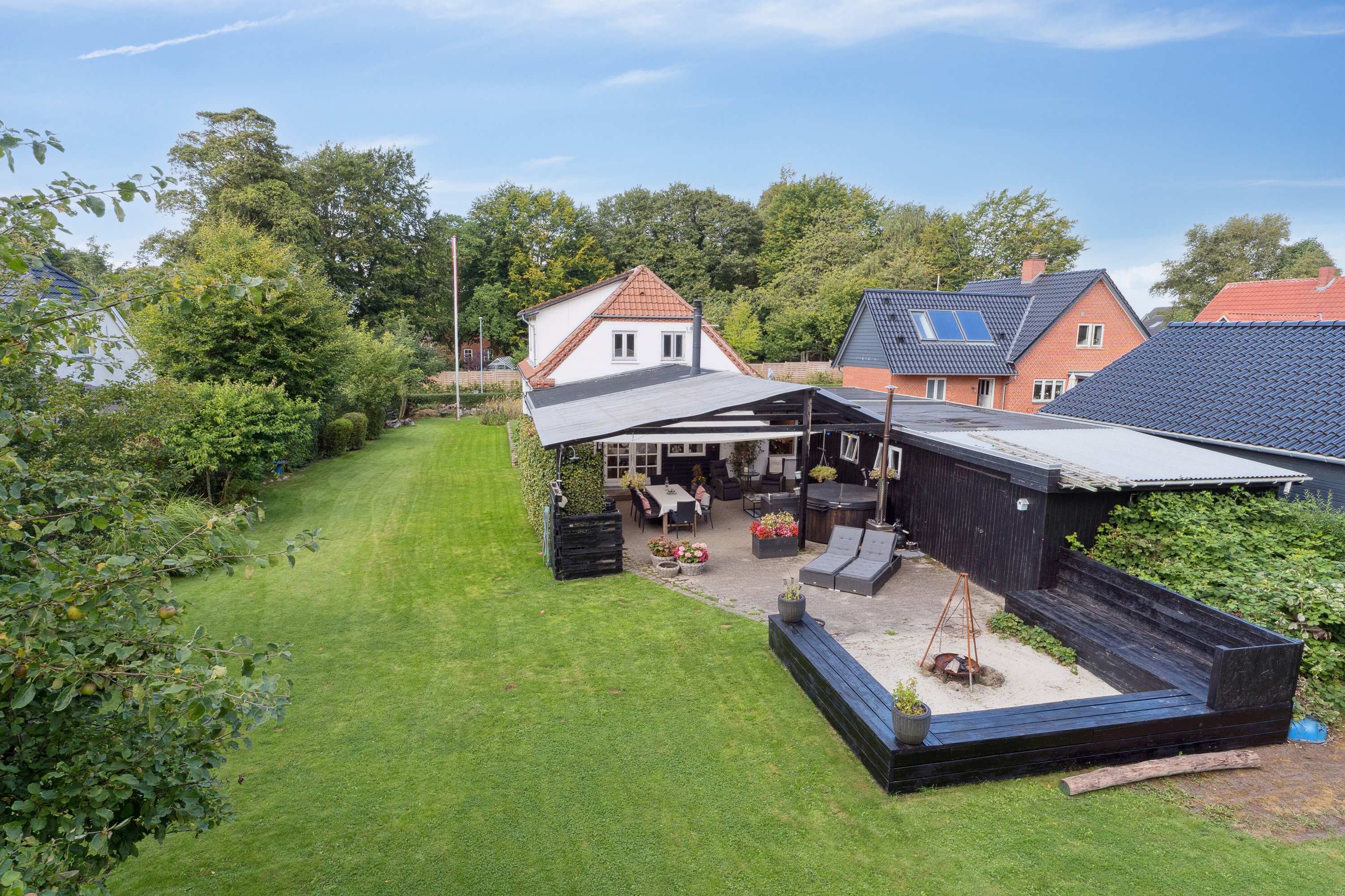 Fremhævet set fra haven billede i fuldskærmstilstand. Billede af Ebstrupvej 10, 8600 Silkeborg