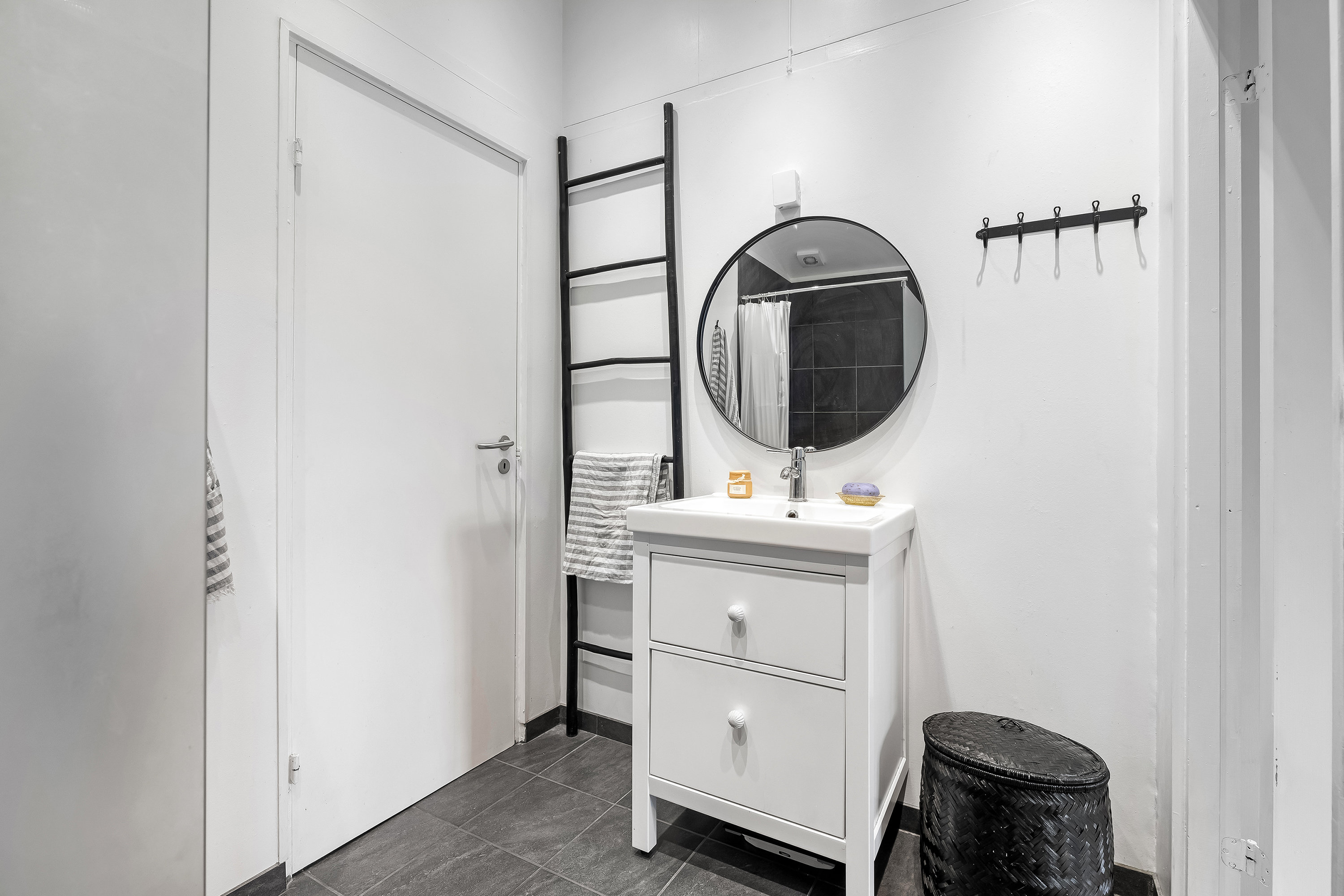 Fremhævet badeværelse billede i fuldskærmstilstand. Billede af Tofthøjs-Åsen 8, Udsholt, 3230 Græsted