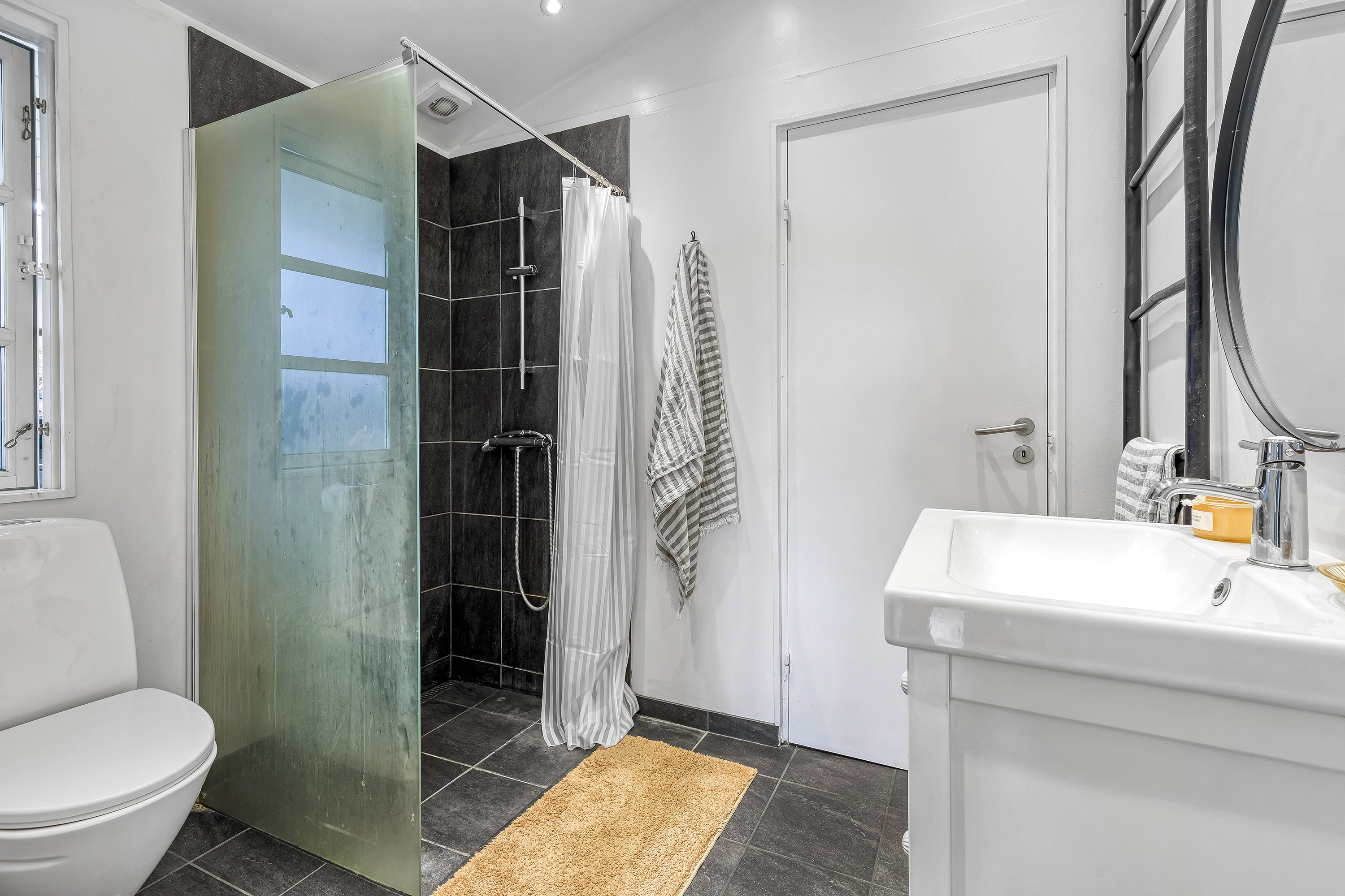 Fremhævet badeværelse billede i fuldskærmstilstand. Billede af Tofthøjs-Åsen 8, Udsholt, 3230 Græsted