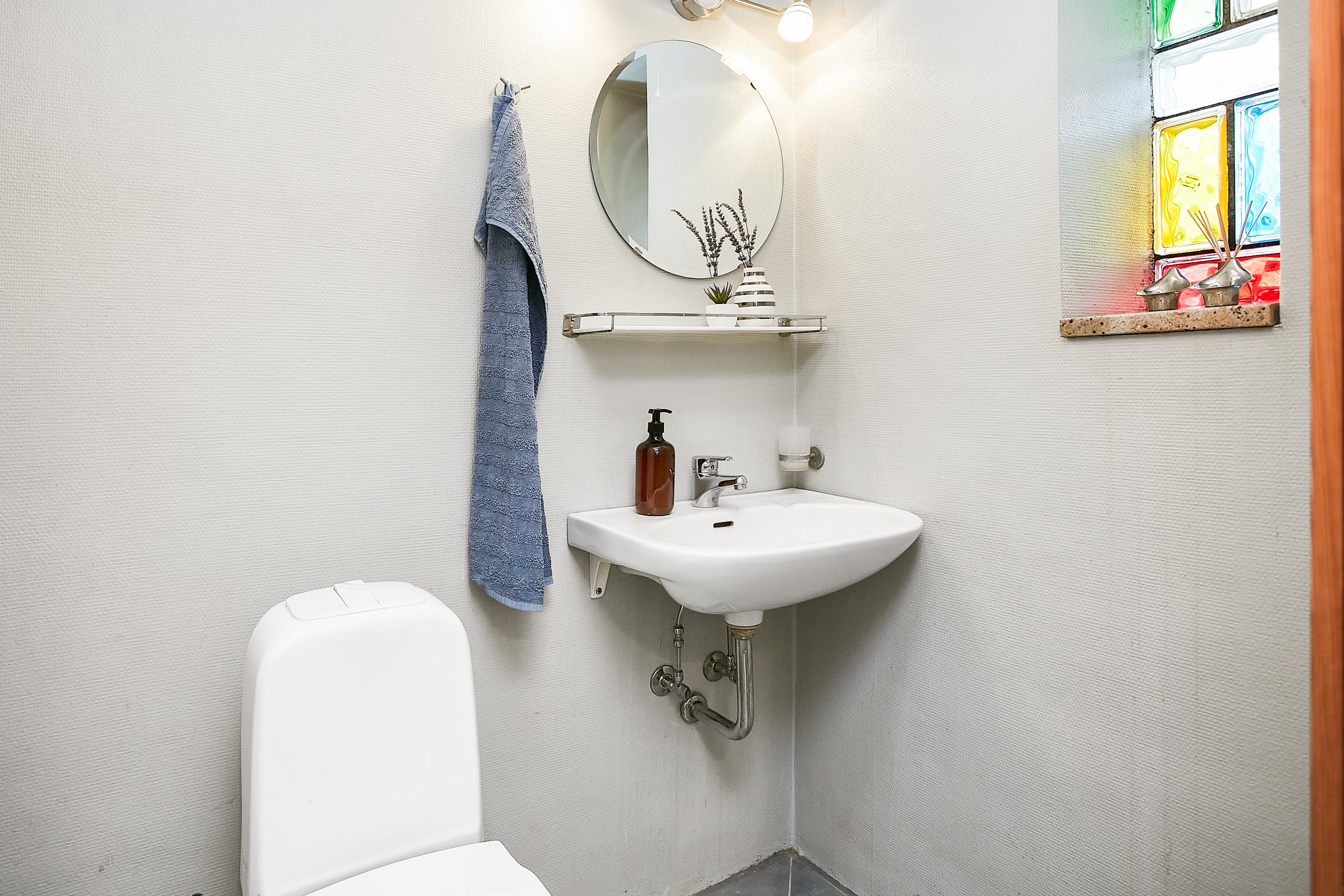 Fremhævet toilet billede i fuldskærmstilstand. Billede af Bakkevænget 19, Tvingstrup, 8700 Horsens