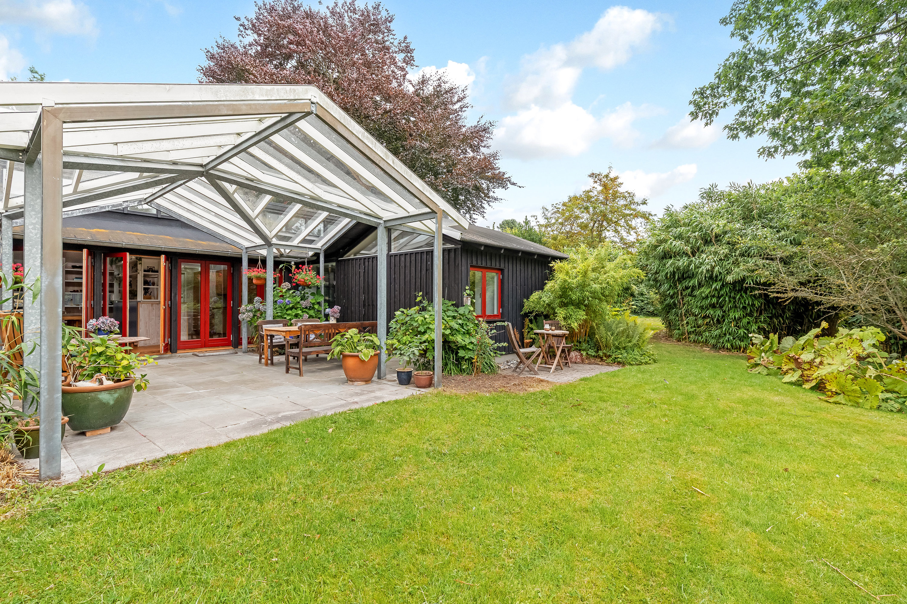 Fremhævet terrasse billede i fuldskærmstilstand. Billede af Munkehøjvej 7, 3250 Gilleleje