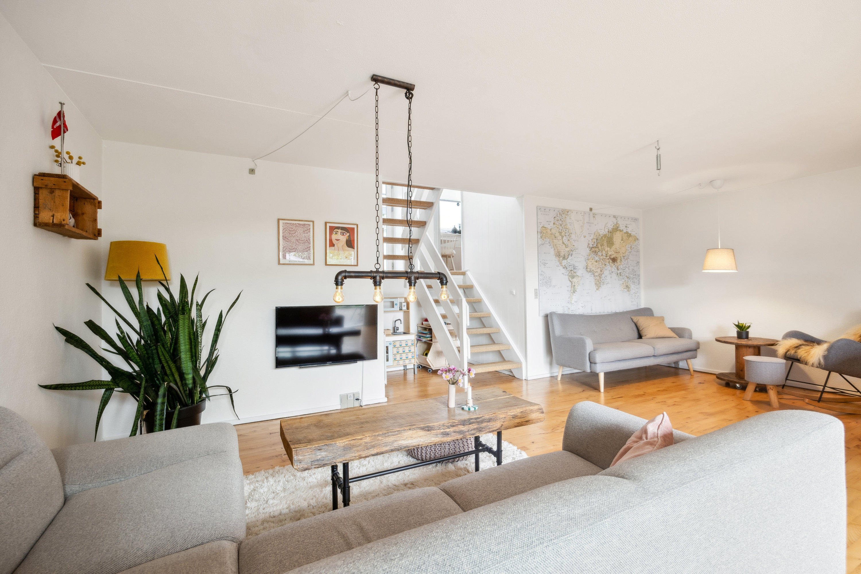 Fremhævet stue billede i fuldskærmstilstand. Billede af Herningvej 105, 9220 Aalborg Øst