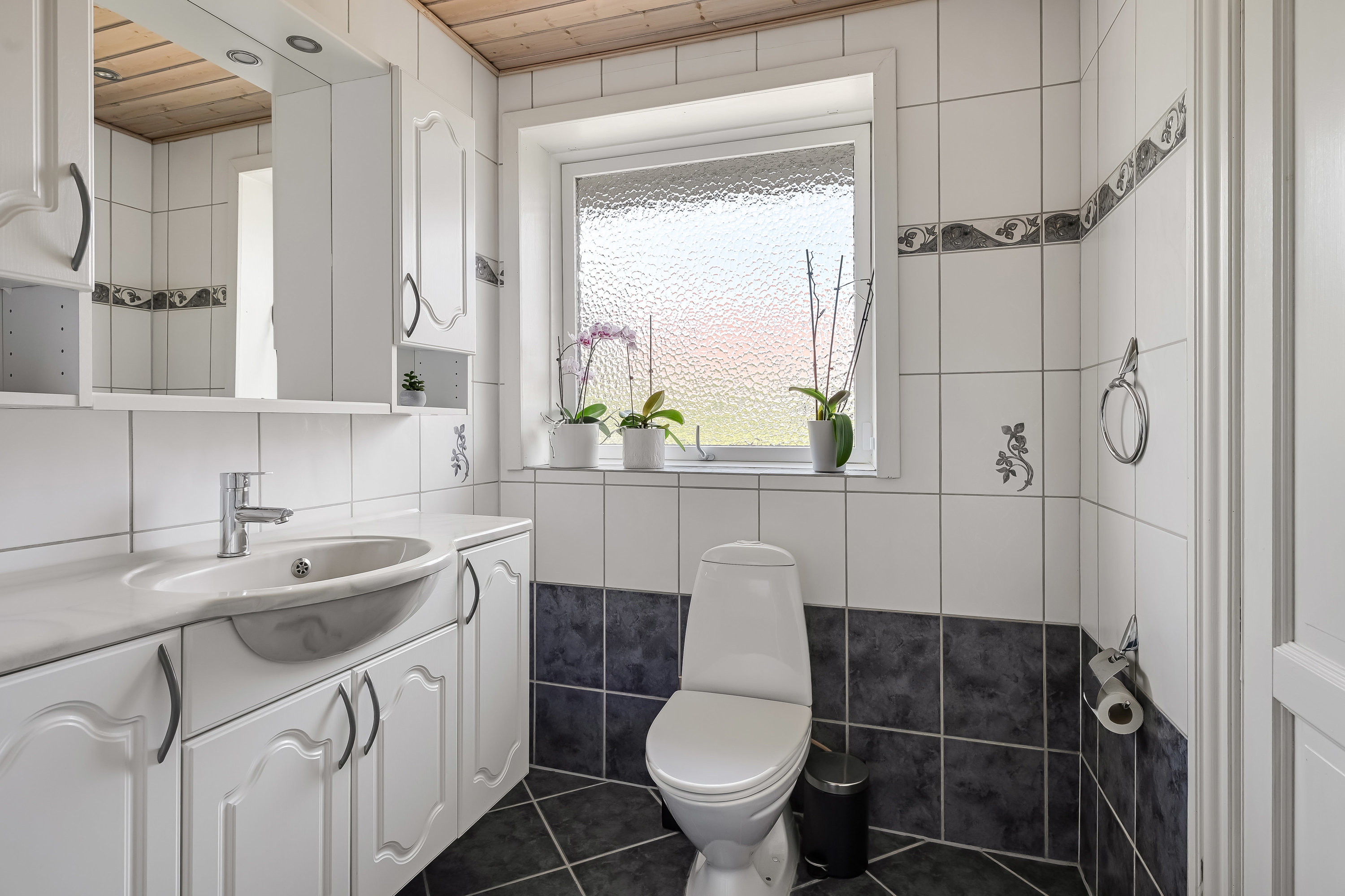 Fremhævet toilet billede i fuldskærmstilstand. Billede af Irisvej 2, Stend-Krogag, 7200 Grindsted