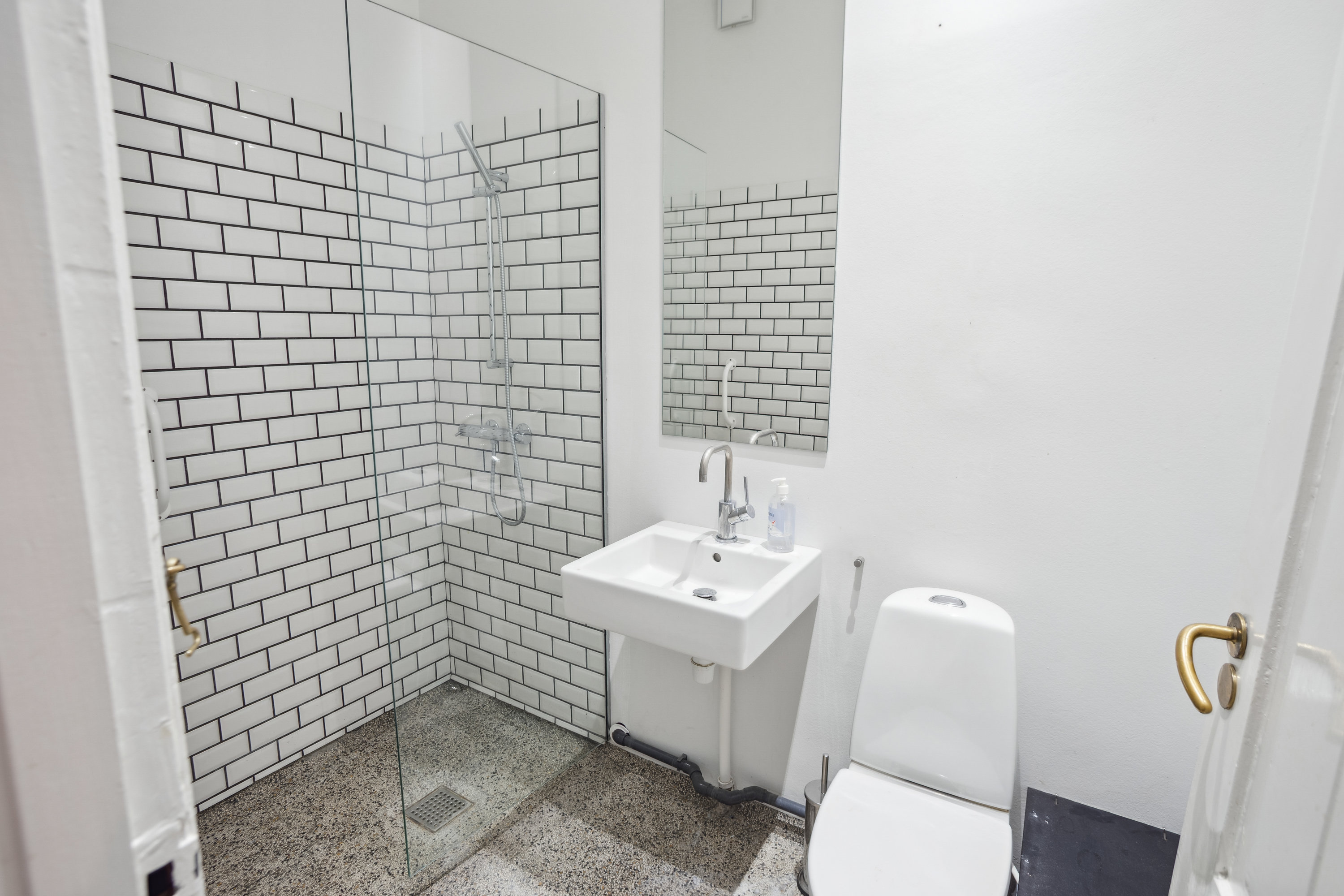 Fremhævet badeværelse billede i fuldskærmstilstand. Billede af Dag Hammarskjölds Allé 1A, st.., 2100 København Ø