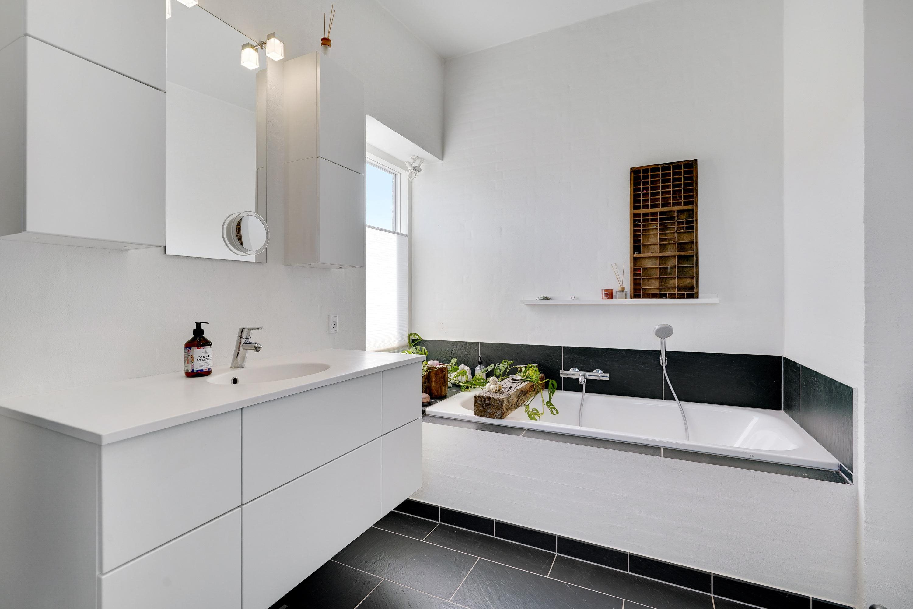 Fremhævet badeværelse billede i fuldskærmstilstand. Billede af Bjerget 19, 6800 Varde