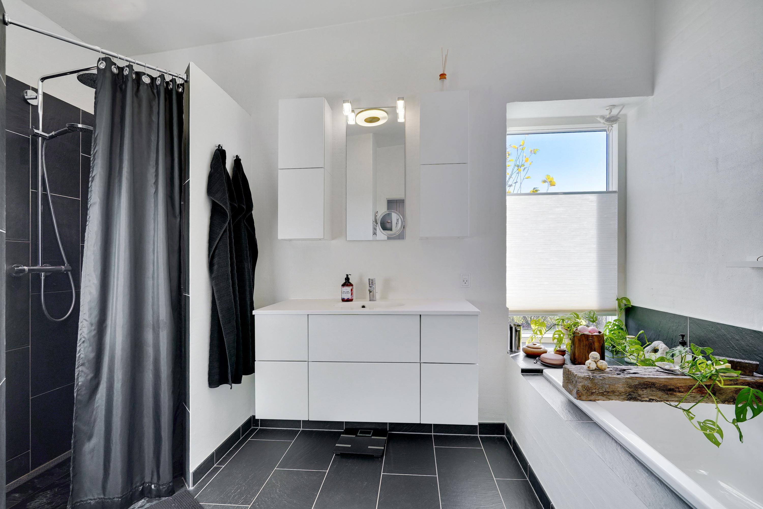 Fremhævet badeværelse billede i fuldskærmstilstand. Billede af Bjerget 19, 6800 Varde