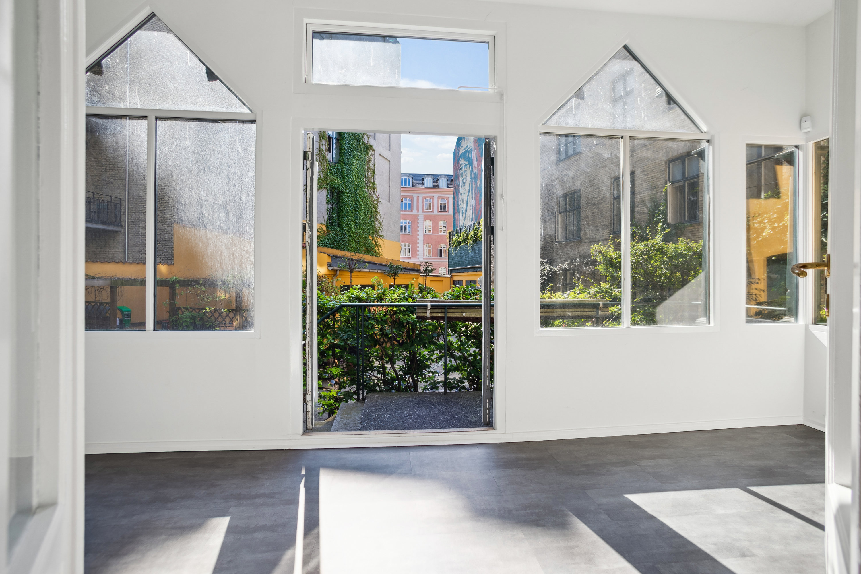 Fremhævet stue billede i fuldskærmstilstand. Billede af Dag Hammarskjölds Allé 1A, st.., 2100 København Ø