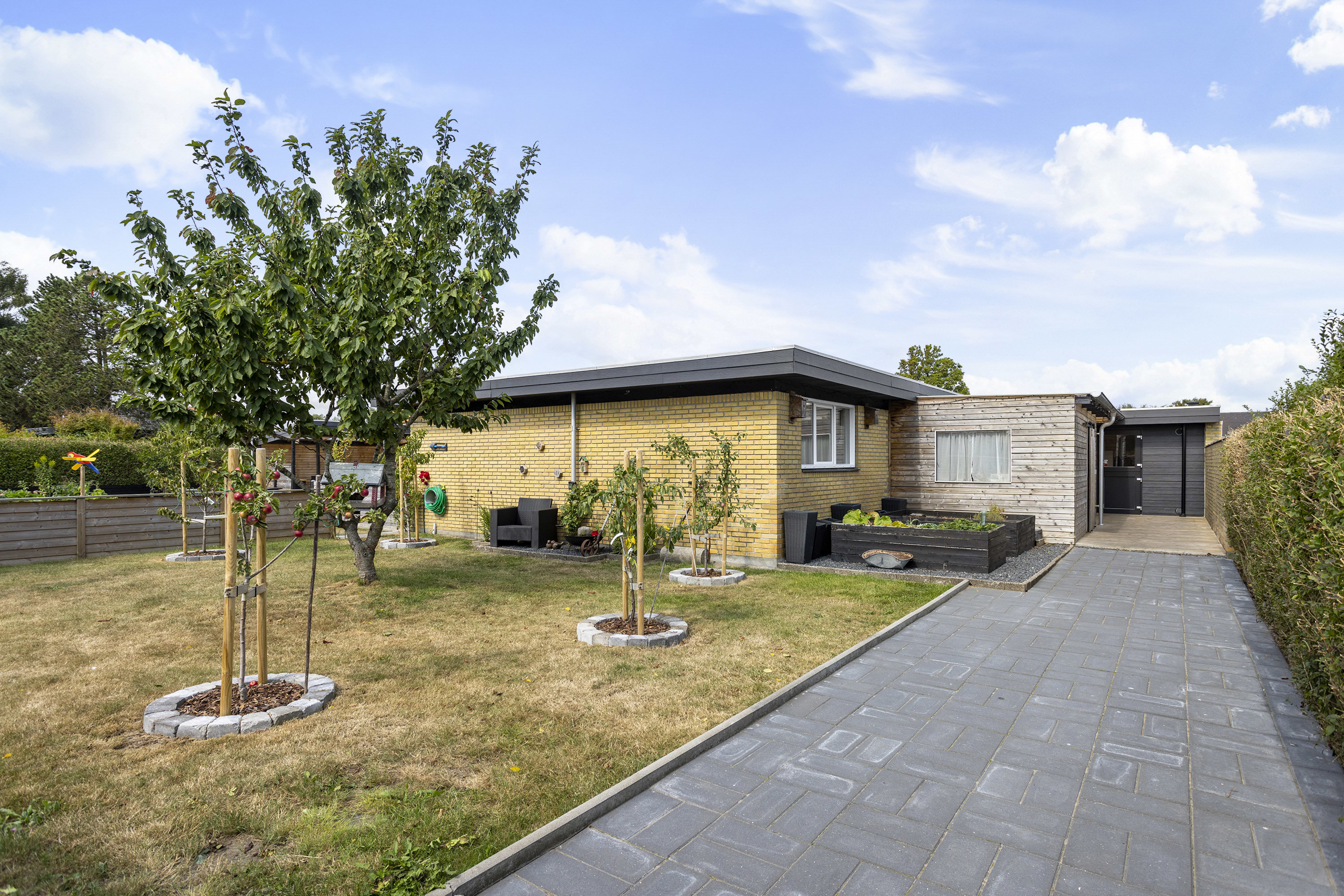 Fremhævet facade billede i fuldskærmstilstand. Billede af Rosenhaven 4, 9300 Sæby