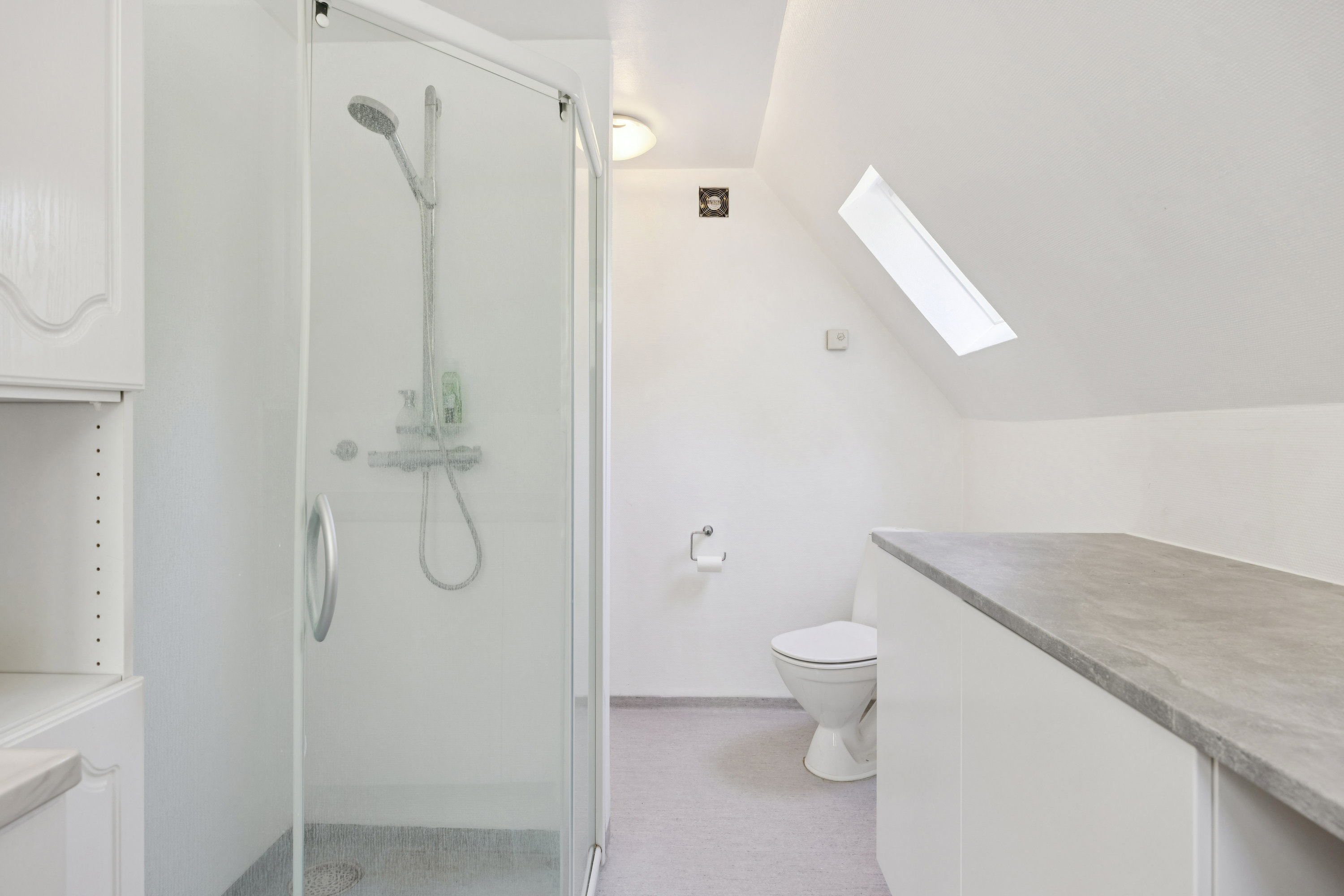 Fremhævet badeværelse billede i fuldskærmstilstand. Billede af Bygvangen 4, Boeslum Bakker, 8400 Ebeltoft