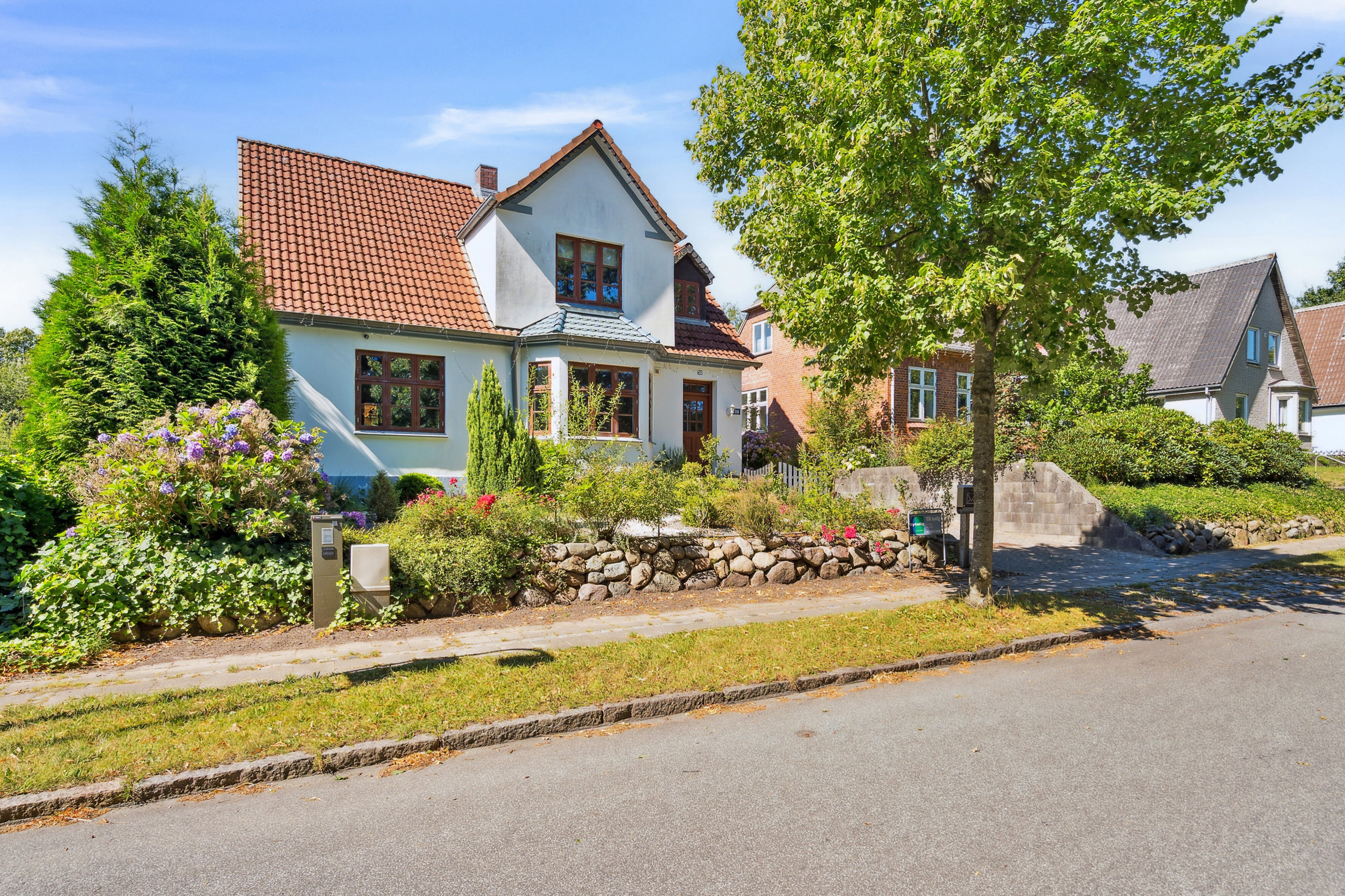 Fremhævet ejendommen set fra vejen billede i fuldskærmstilstand. Billede af Oksevej 30, 6330 Padborg