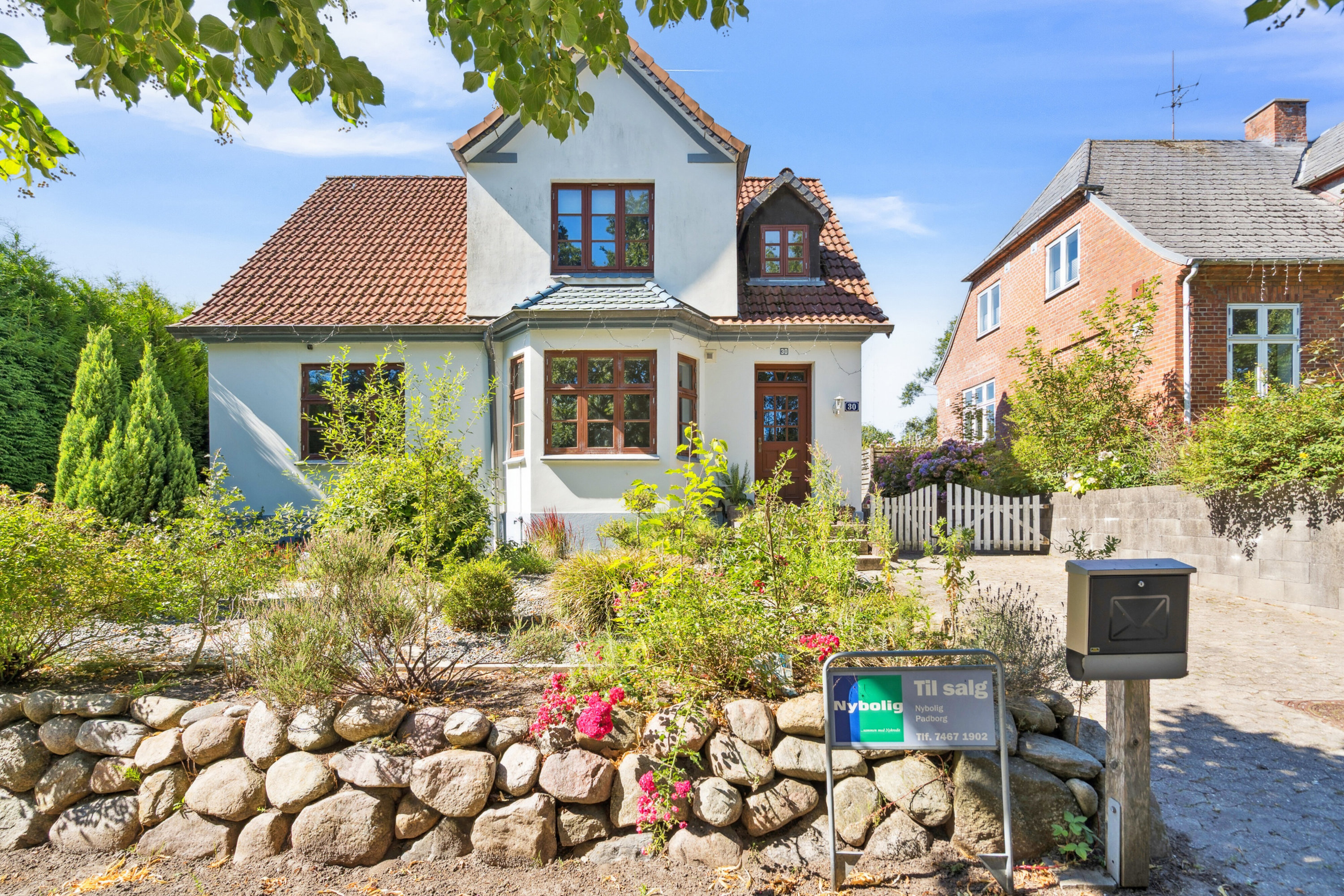 Fremhævet ejendommen set fra vejen billede i fuldskærmstilstand. Billede af Oksevej 30, 6330 Padborg