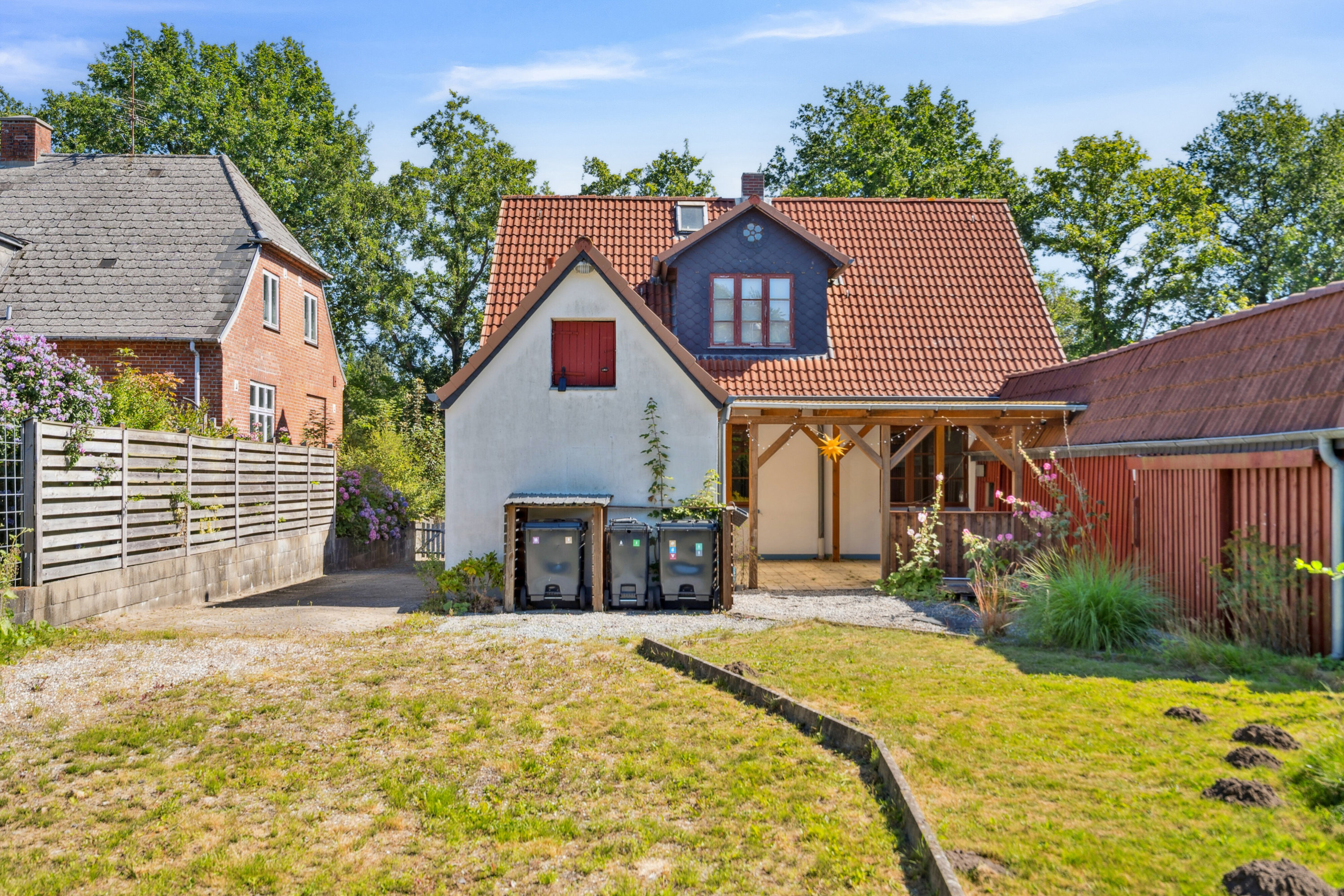 Fremhævet ejendommen set fra haven billede i fuldskærmstilstand. Billede af Oksevej 30, 6330 Padborg