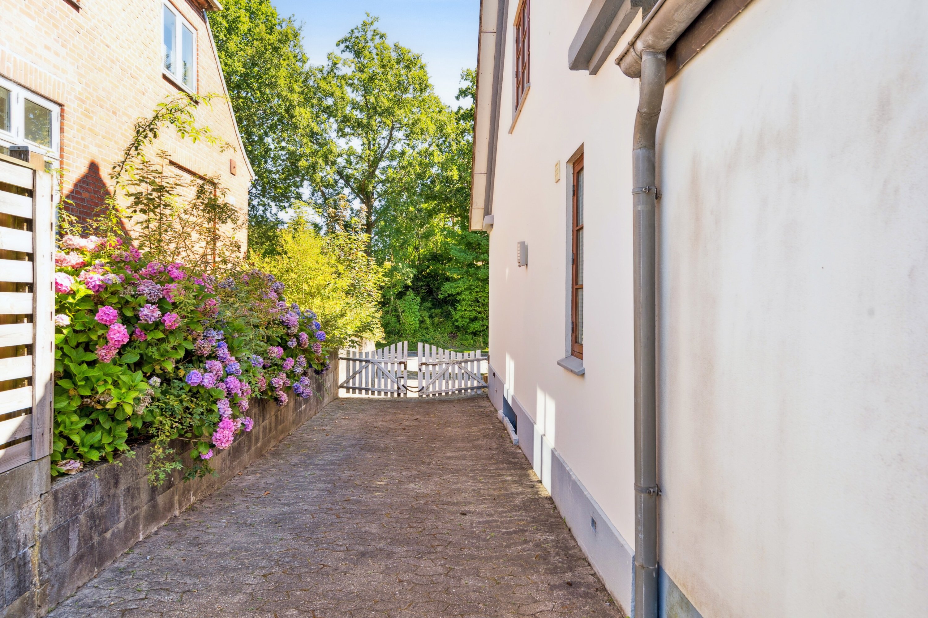 Fremhævet indkørsel billede i fuldskærmstilstand. Billede af Oksevej 30, 6330 Padborg