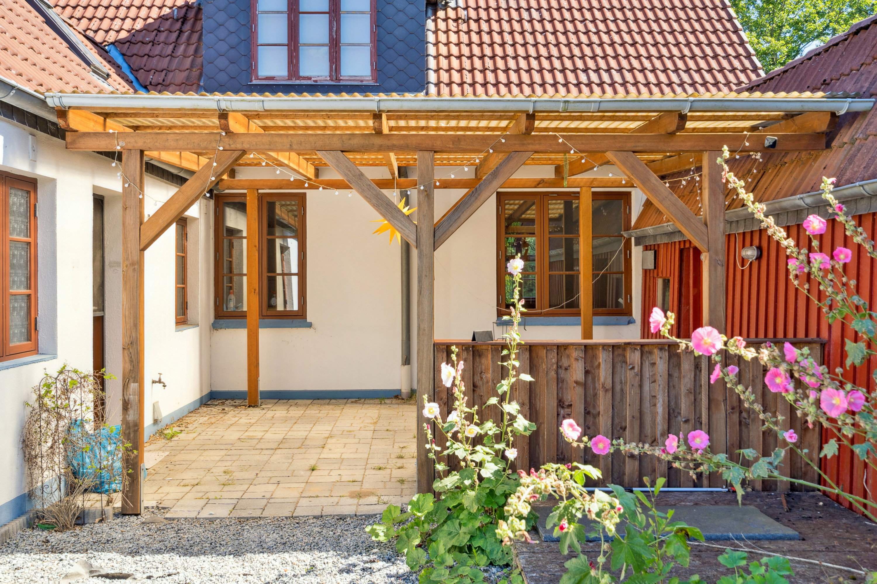 Miniaturebillede 1: ejendommen set fra vejen. Billede af Oksevej 30, 6330 Padborg