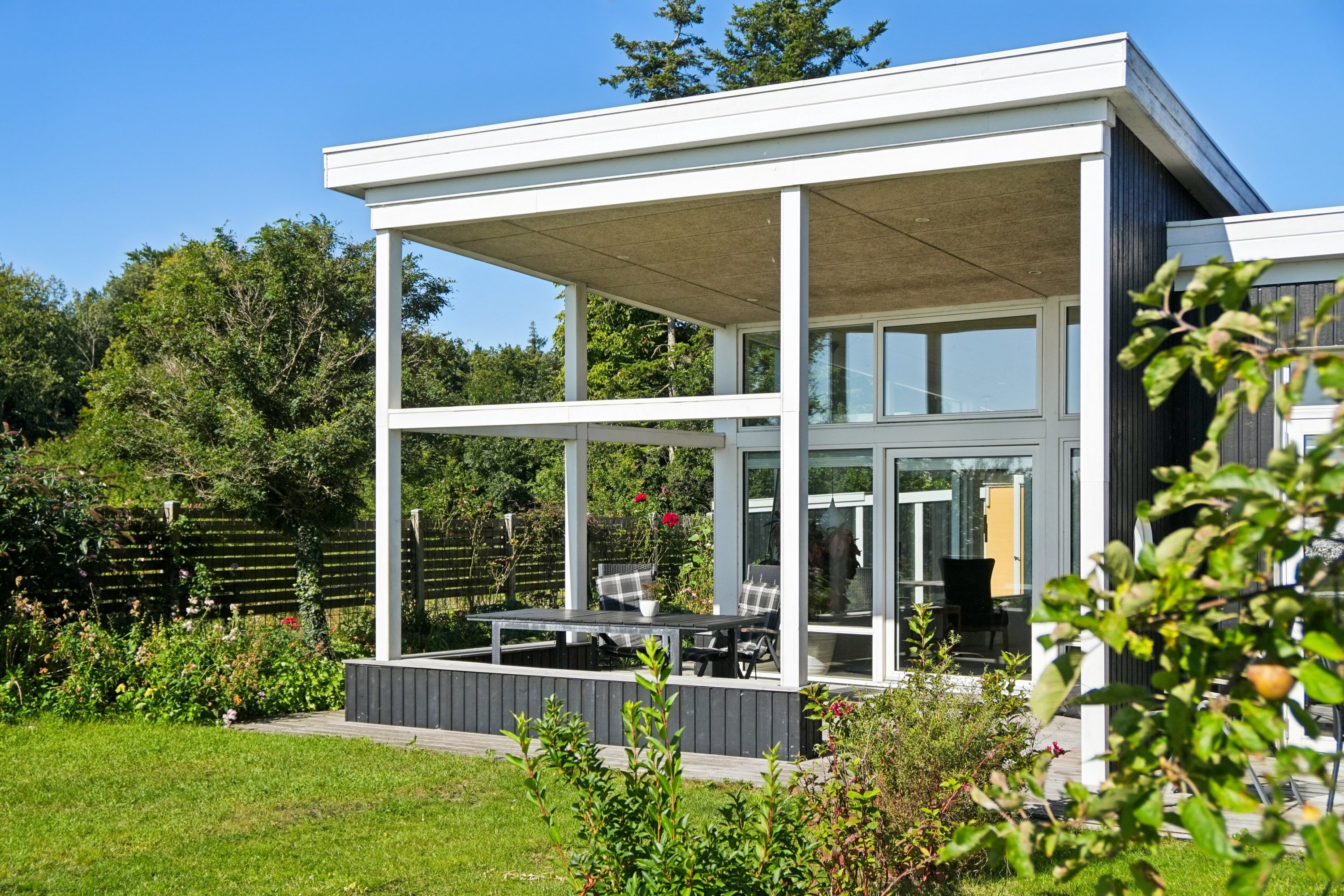 Fremhævet set fra haven billede i fuldskærmstilstand. Billede af Kystvej 27, Lundeborg, 5874 Hesselager