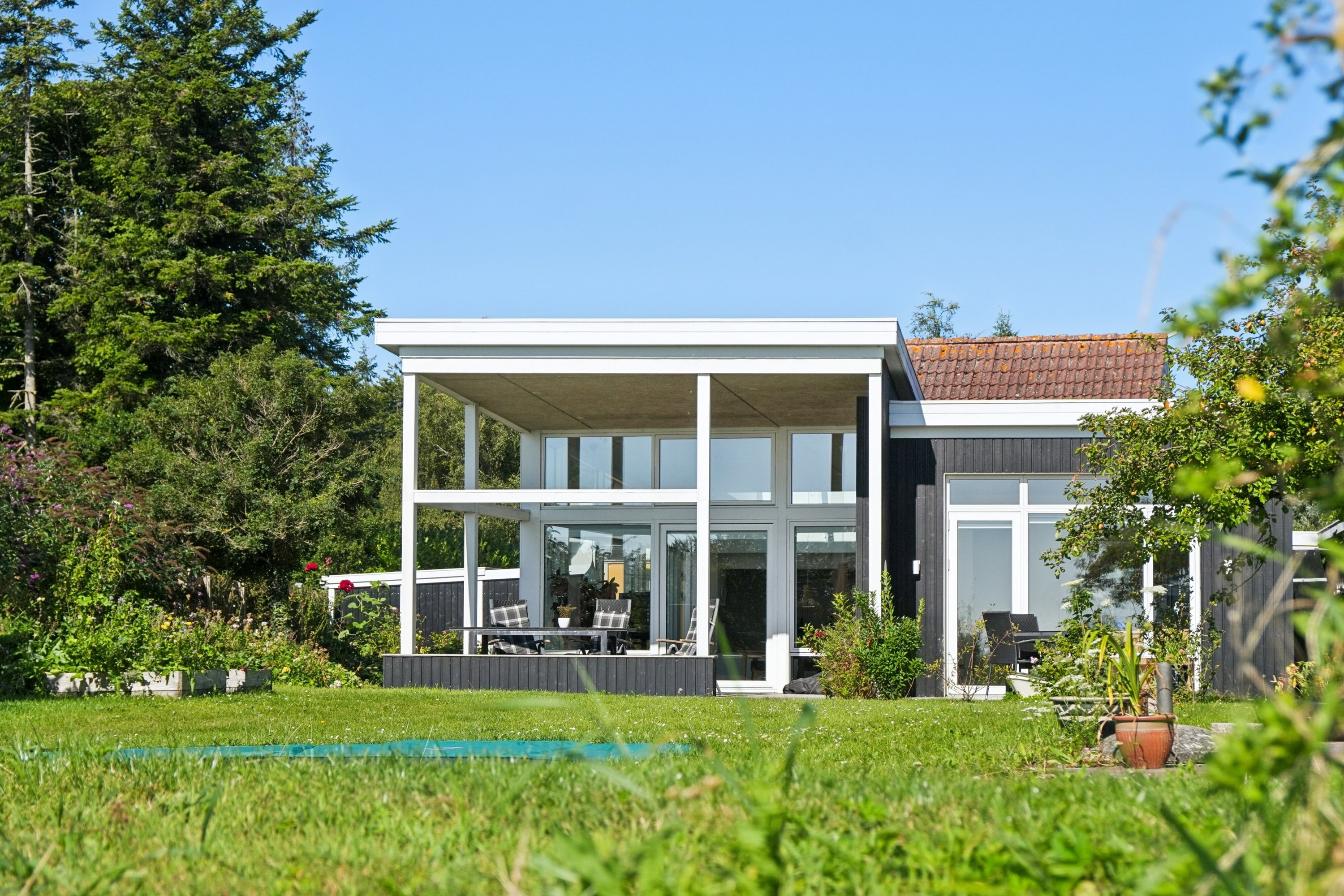 Fremhævet set fra haven billede i fuldskærmstilstand. Billede af Kystvej 27, Lundeborg, 5874 Hesselager