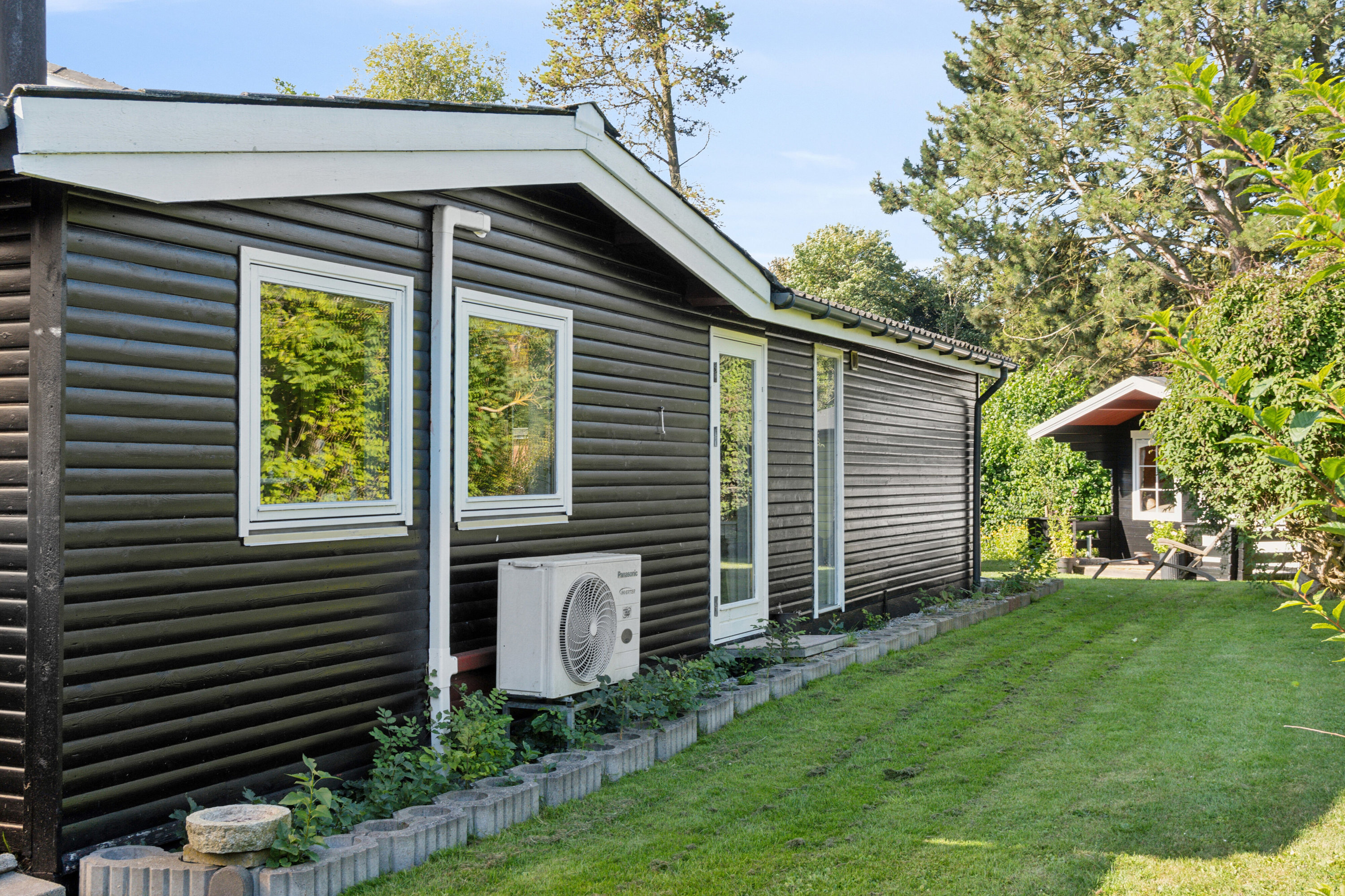 Fremhævet set fra haven billede i fuldskærmstilstand. Billede af Møllebakken 48, 4793 Bogø By