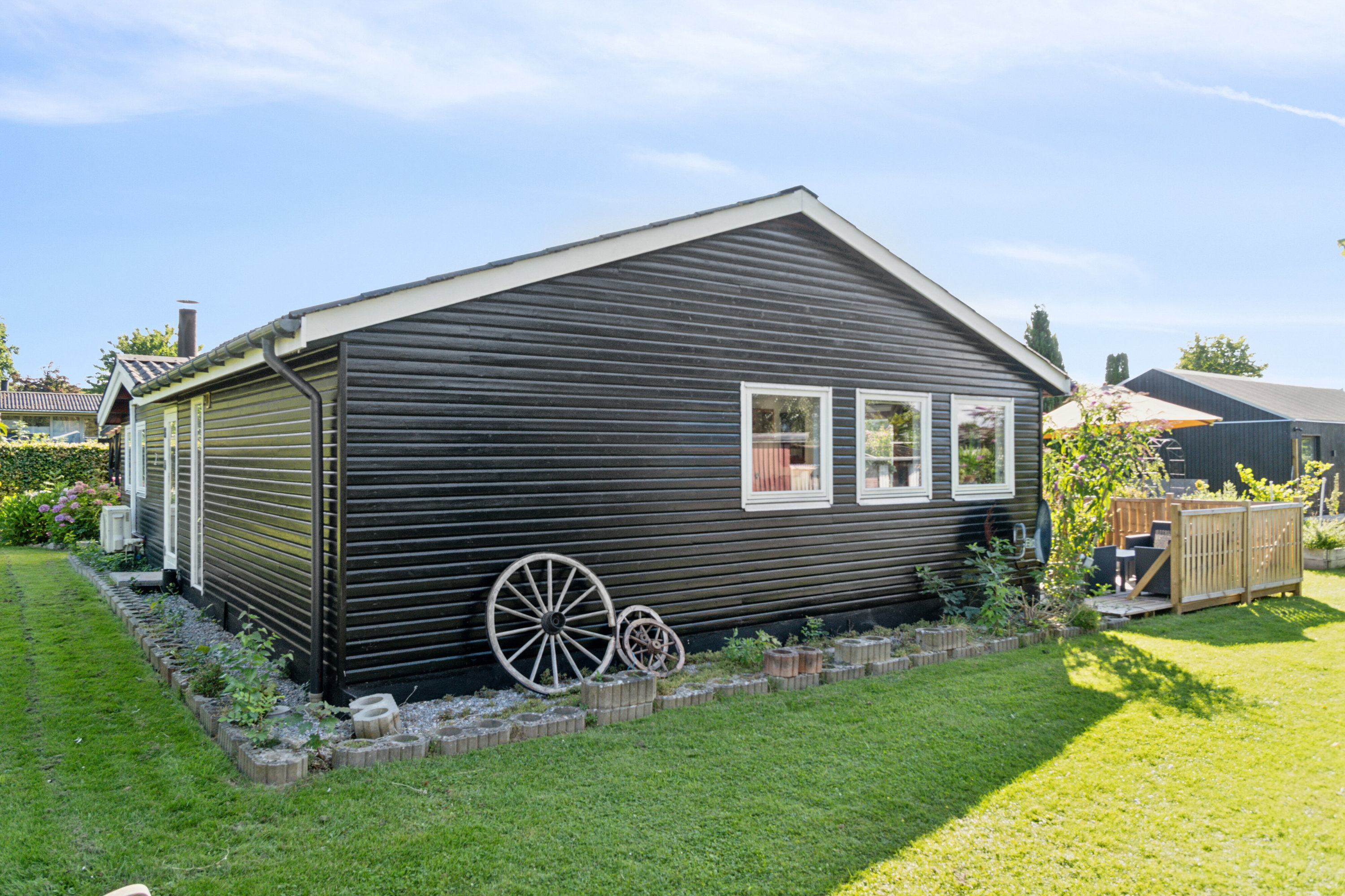 Fremhævet set fra haven billede i fuldskærmstilstand. Billede af Møllebakken 48, 4793 Bogø By