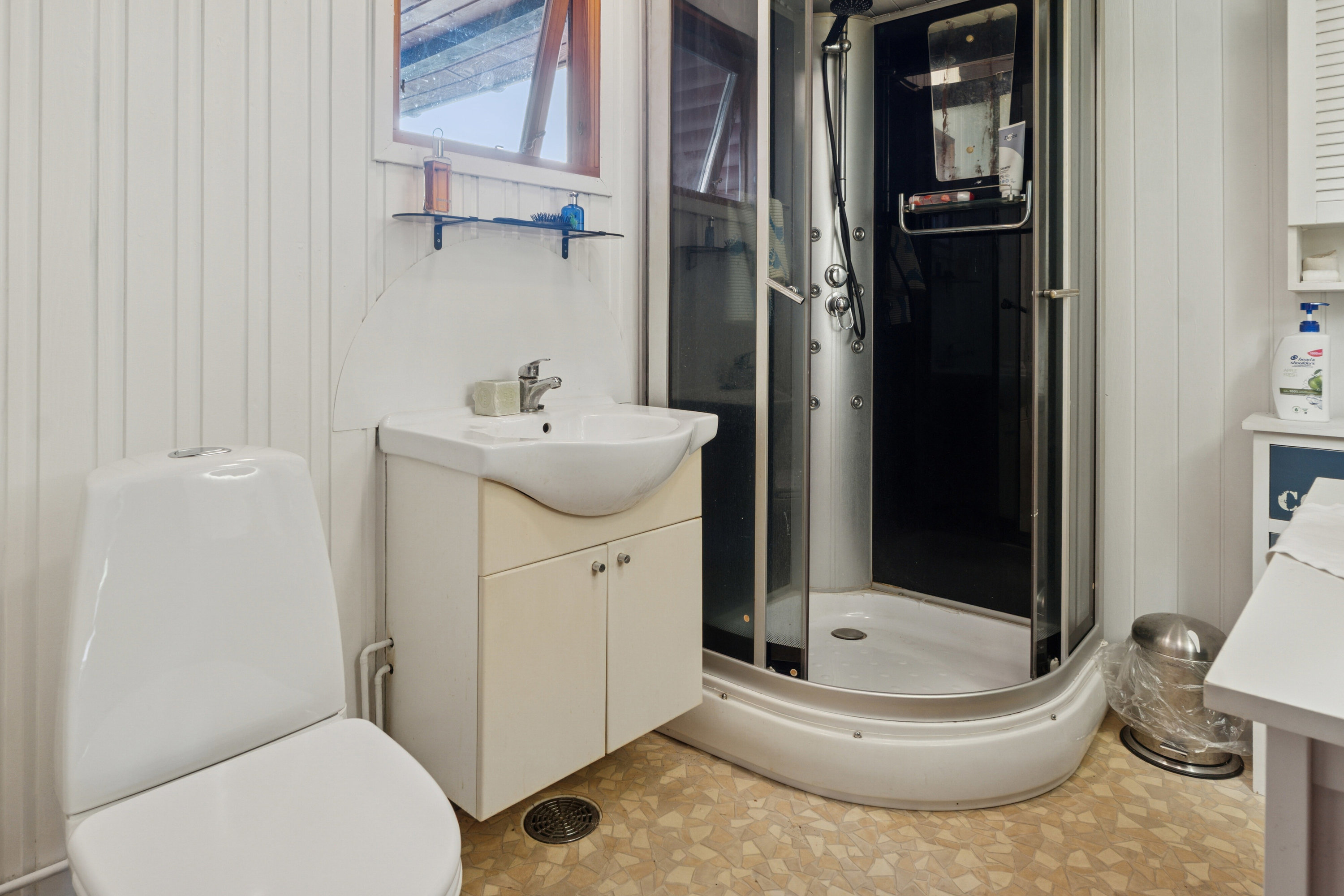 Fremhævet badeværelse billede i fuldskærmstilstand. Billede af Møllebakken 48, 4793 Bogø By