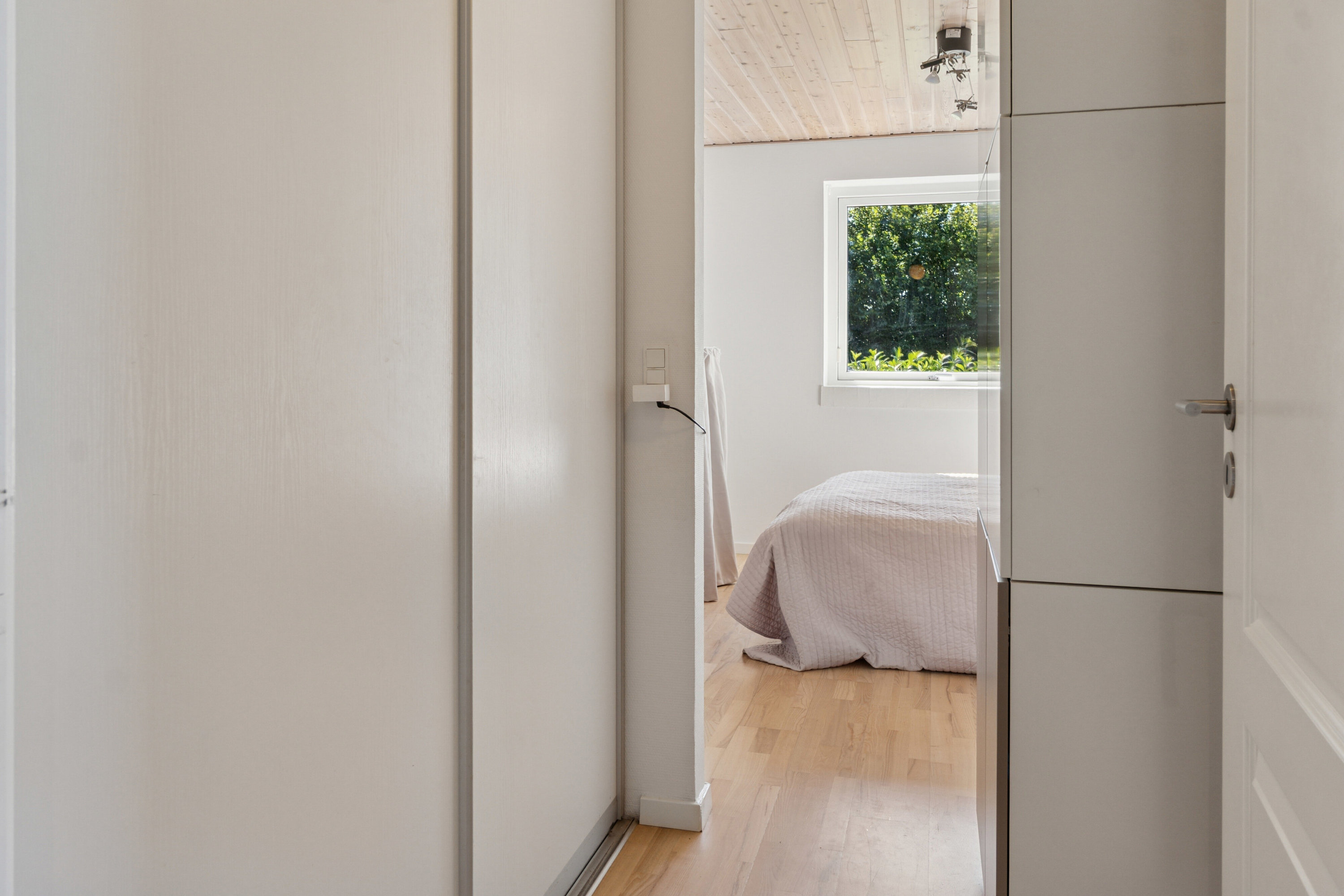 Fremhævet walk-through-closet billede i fuldskærmstilstand. Billede af Stejlehøjen 128, Pederstrup, 4700 Næstved