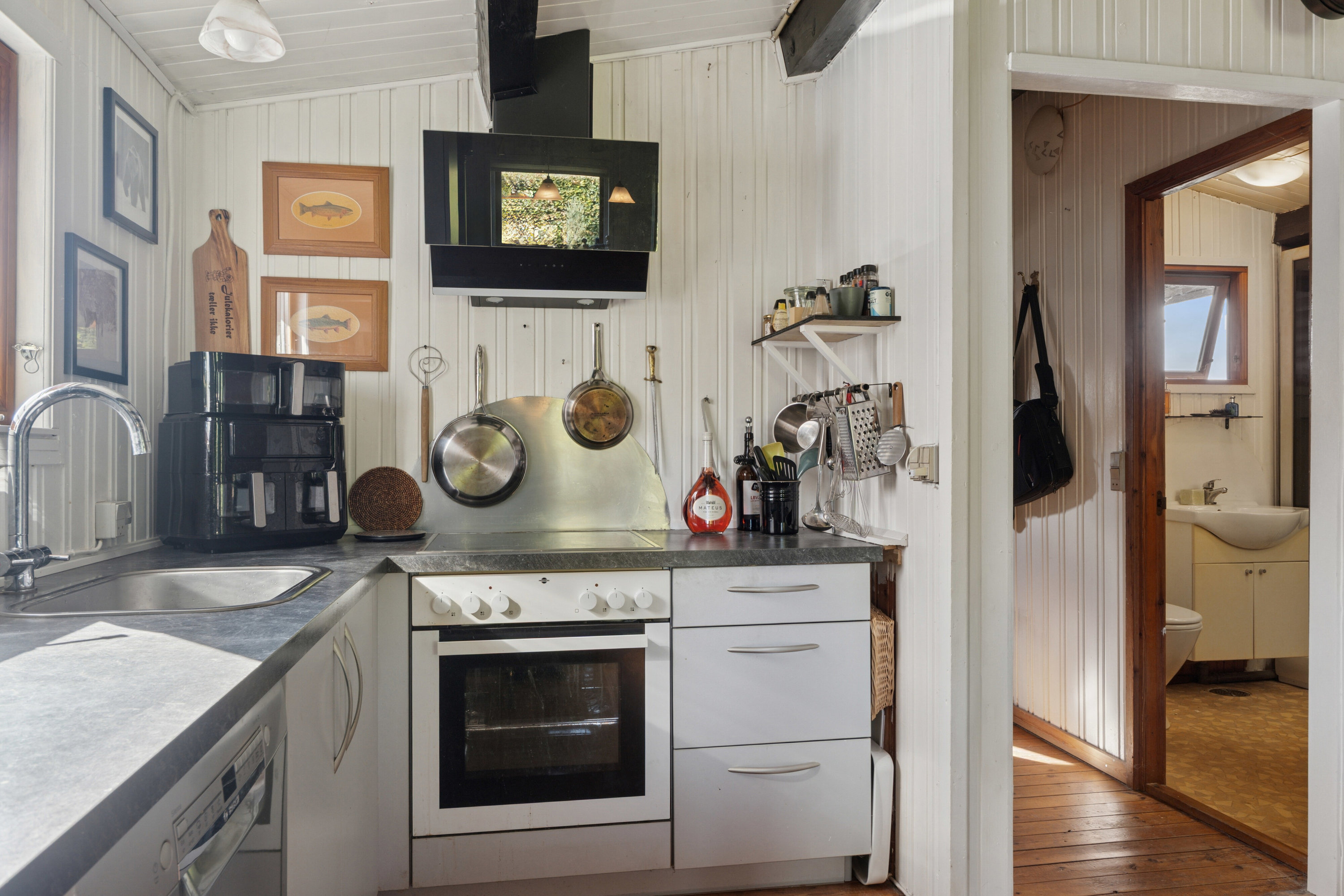 Fremhævet køkken billede i fuldskærmstilstand. Billede af Møllebakken 48, 4793 Bogø By