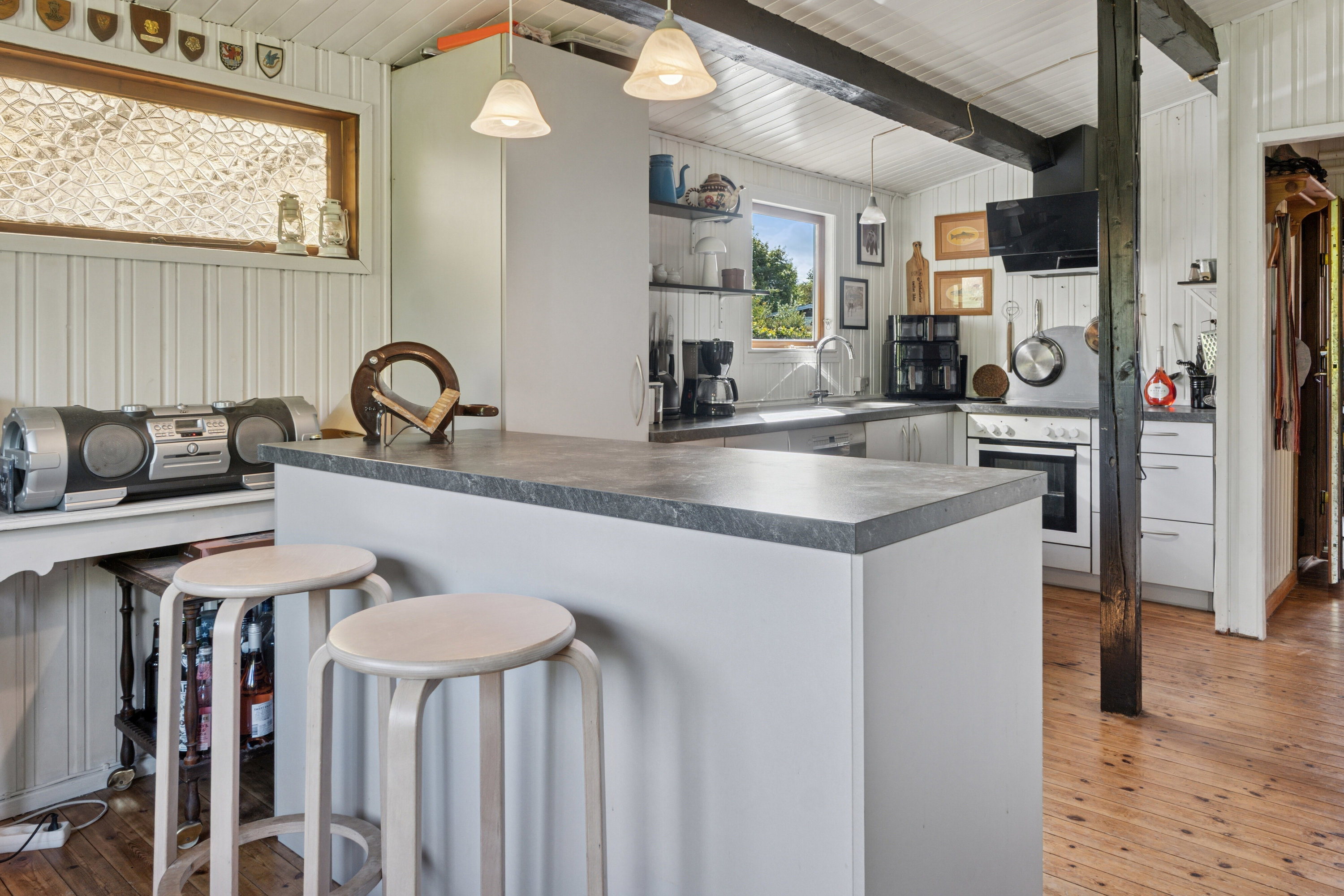 Fremhævet køkken billede i fuldskærmstilstand. Billede af Møllebakken 48, 4793 Bogø By