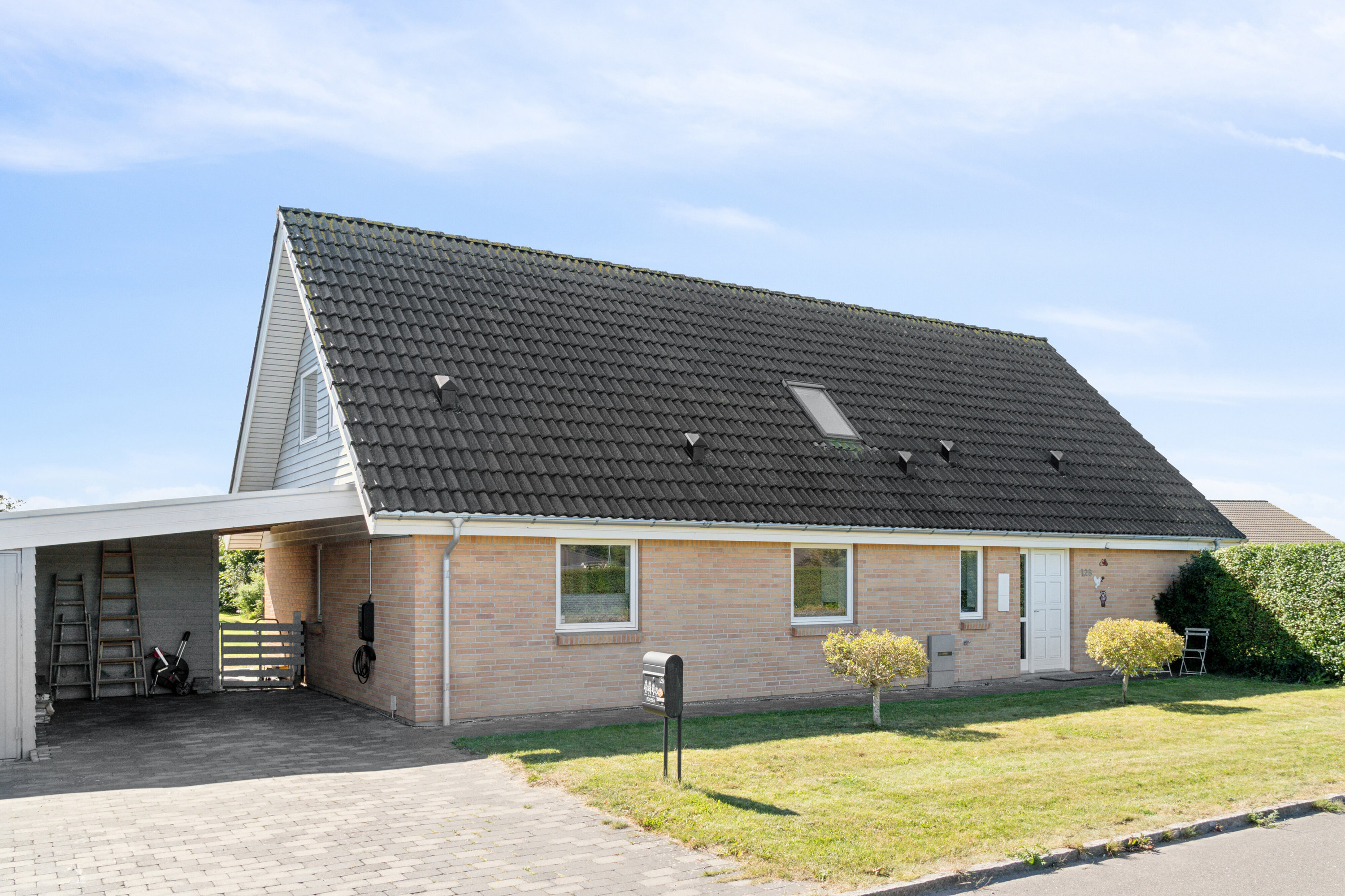 Fremhævet set fra vejen billede i fuldskærmstilstand. Billede af Stejlehøjen 128, Pederstrup, 4700 Næstved