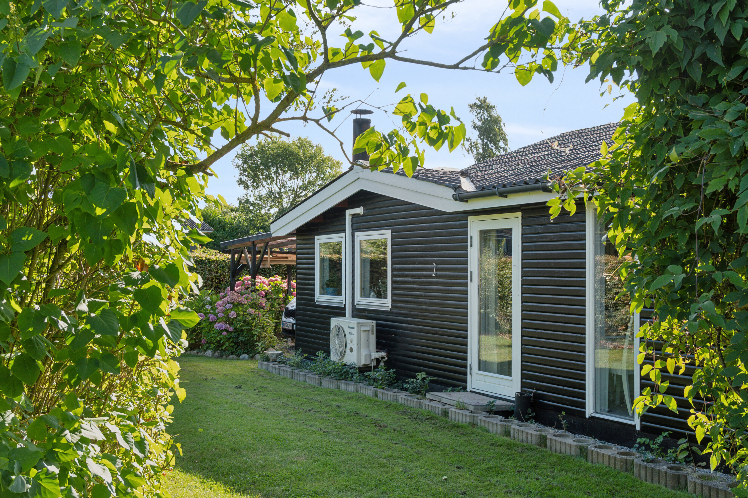 Fremhævet set fra haven billede i fuldskærmstilstand. Billede af Møllebakken 48, 4793 Bogø By