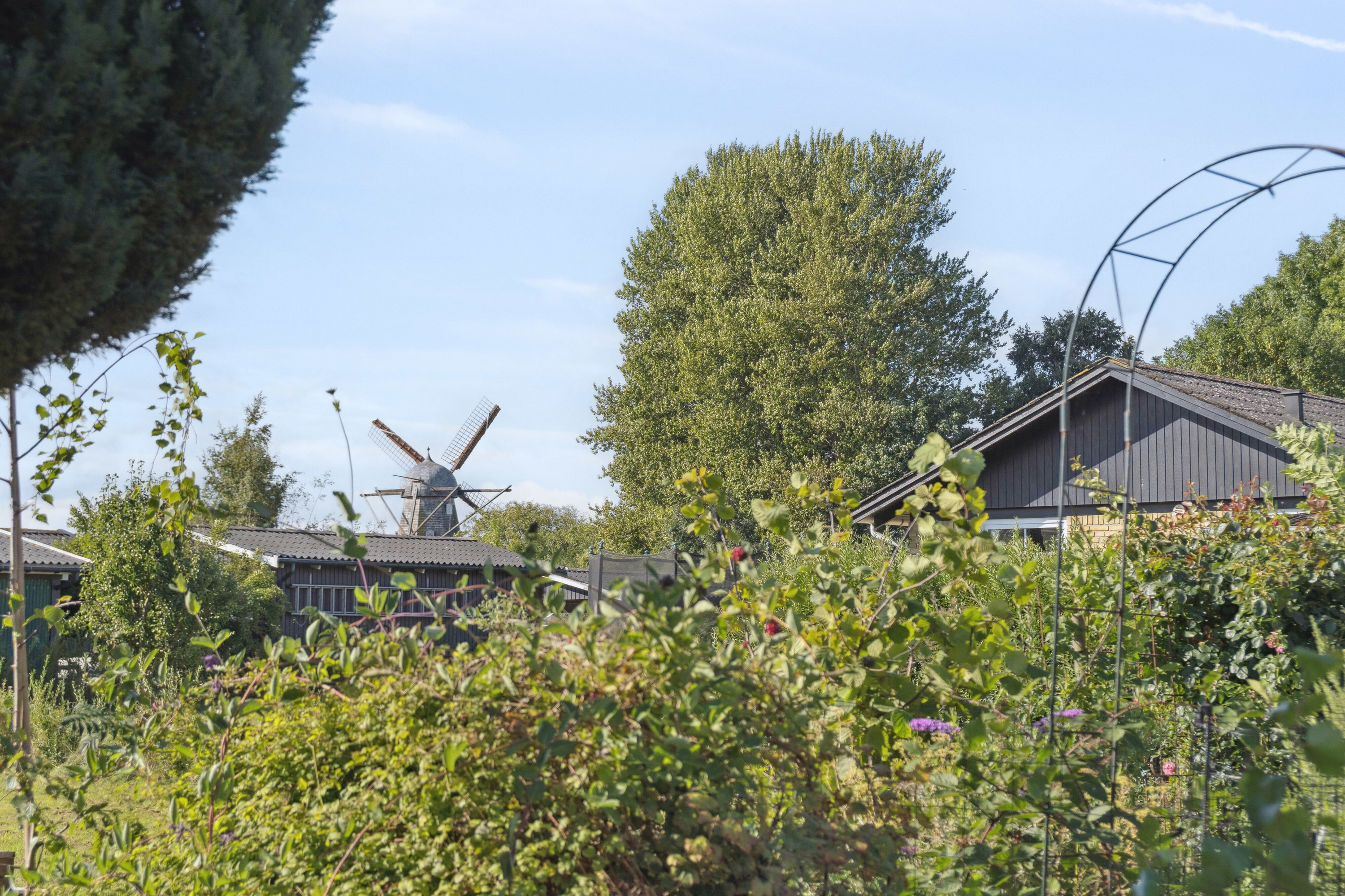 Fremhævet set fra haven billede i fuldskærmstilstand. Billede af Møllebakken 48, 4793 Bogø By