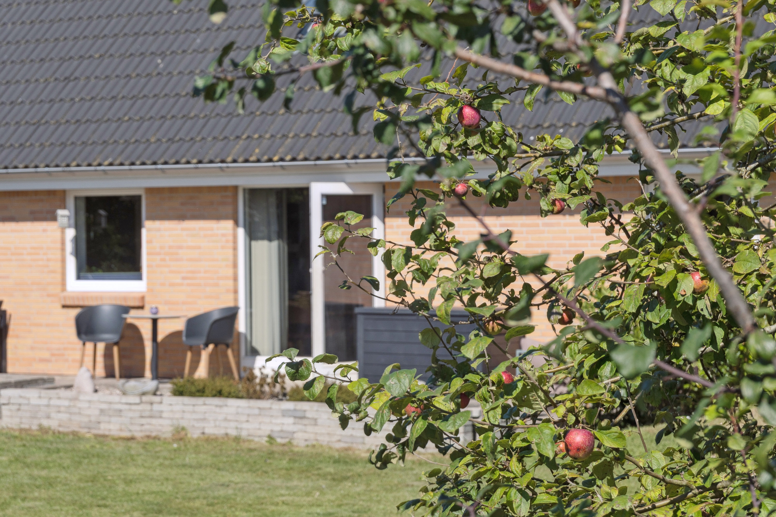 Fremhævet set fra haven billede i fuldskærmstilstand. Billede af Stejlehøjen 128, Pederstrup, 4700 Næstved