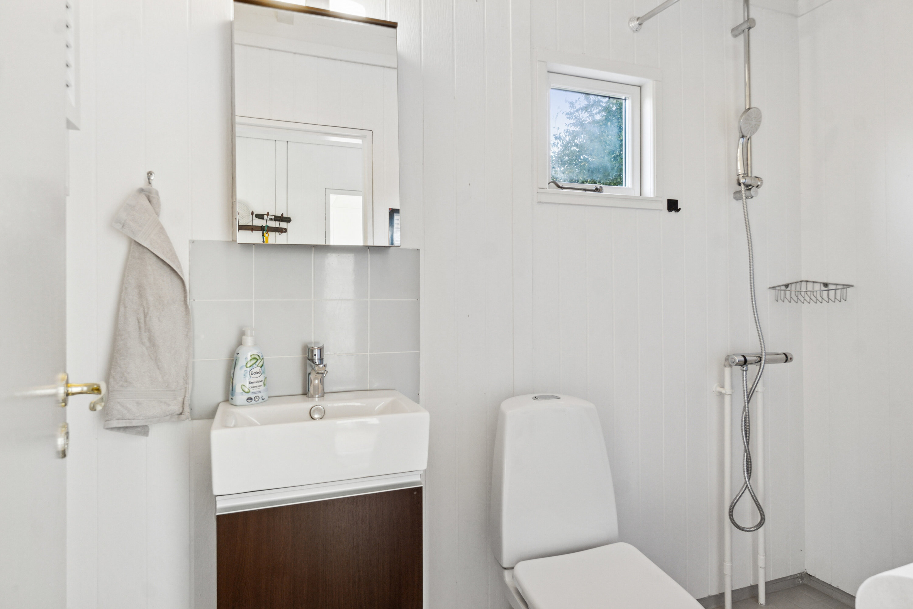 Fremhævet badeværelse billede i fuldskærmstilstand. Billede af Lærkevej 7, Reersø Str, 4281 Gørlev