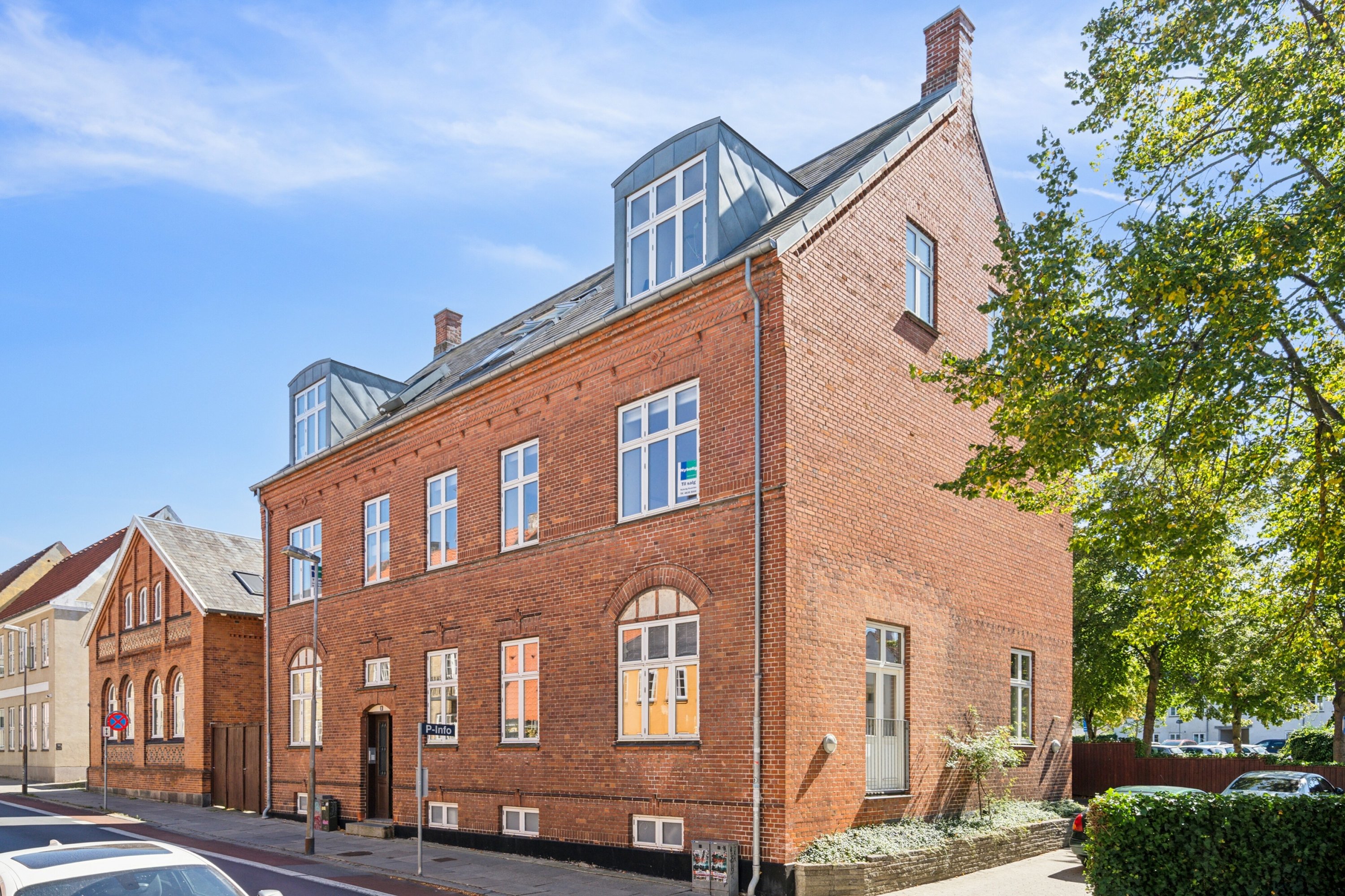 Fremhævet set fra vejen billede i fuldskærmstilstand. Billede af Bondetinget 9, 1., 4000 Roskilde