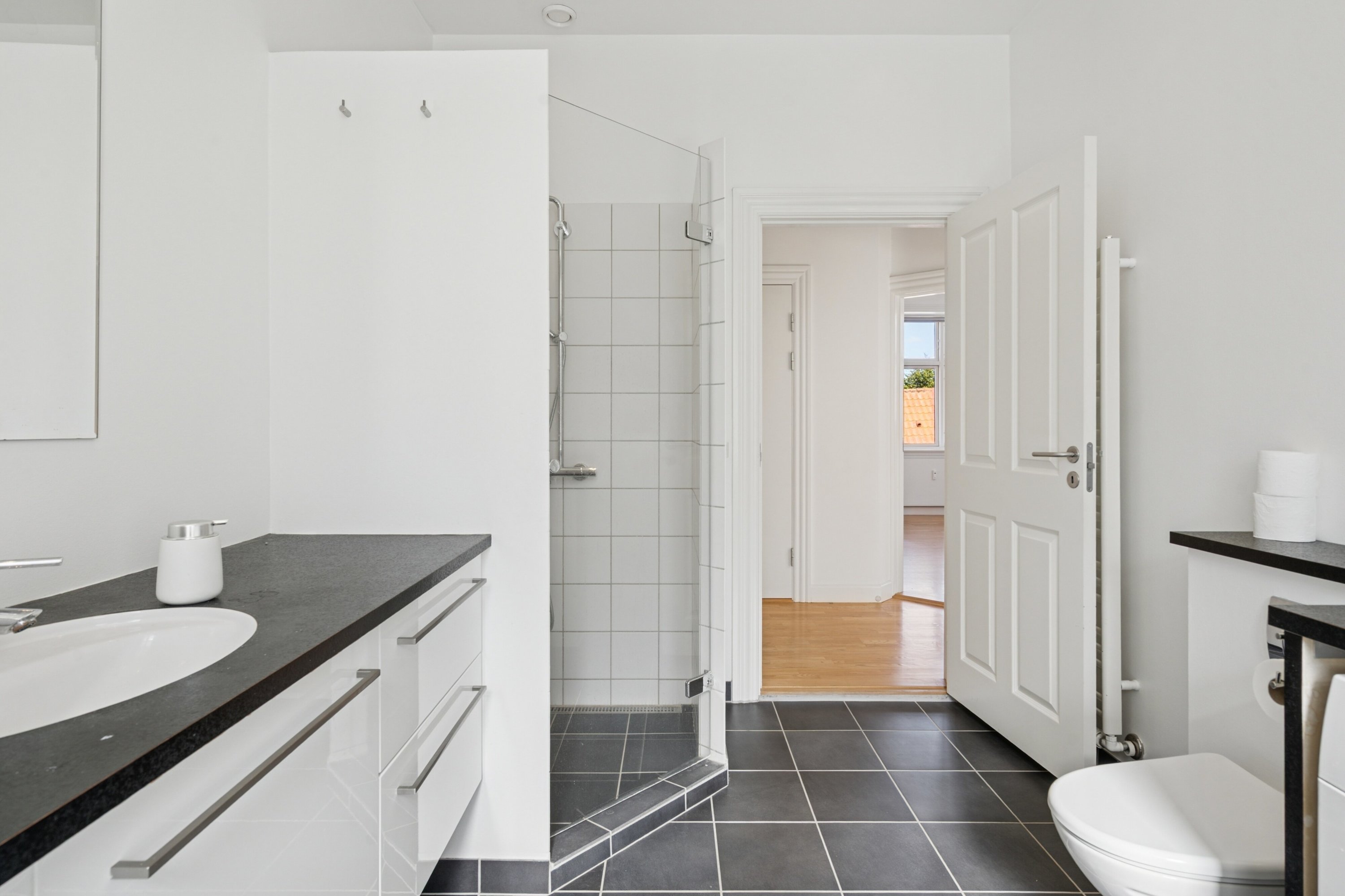 Fremhævet badeværelse billede i fuldskærmstilstand. Billede af Bondetinget 9, 1., 4000 Roskilde