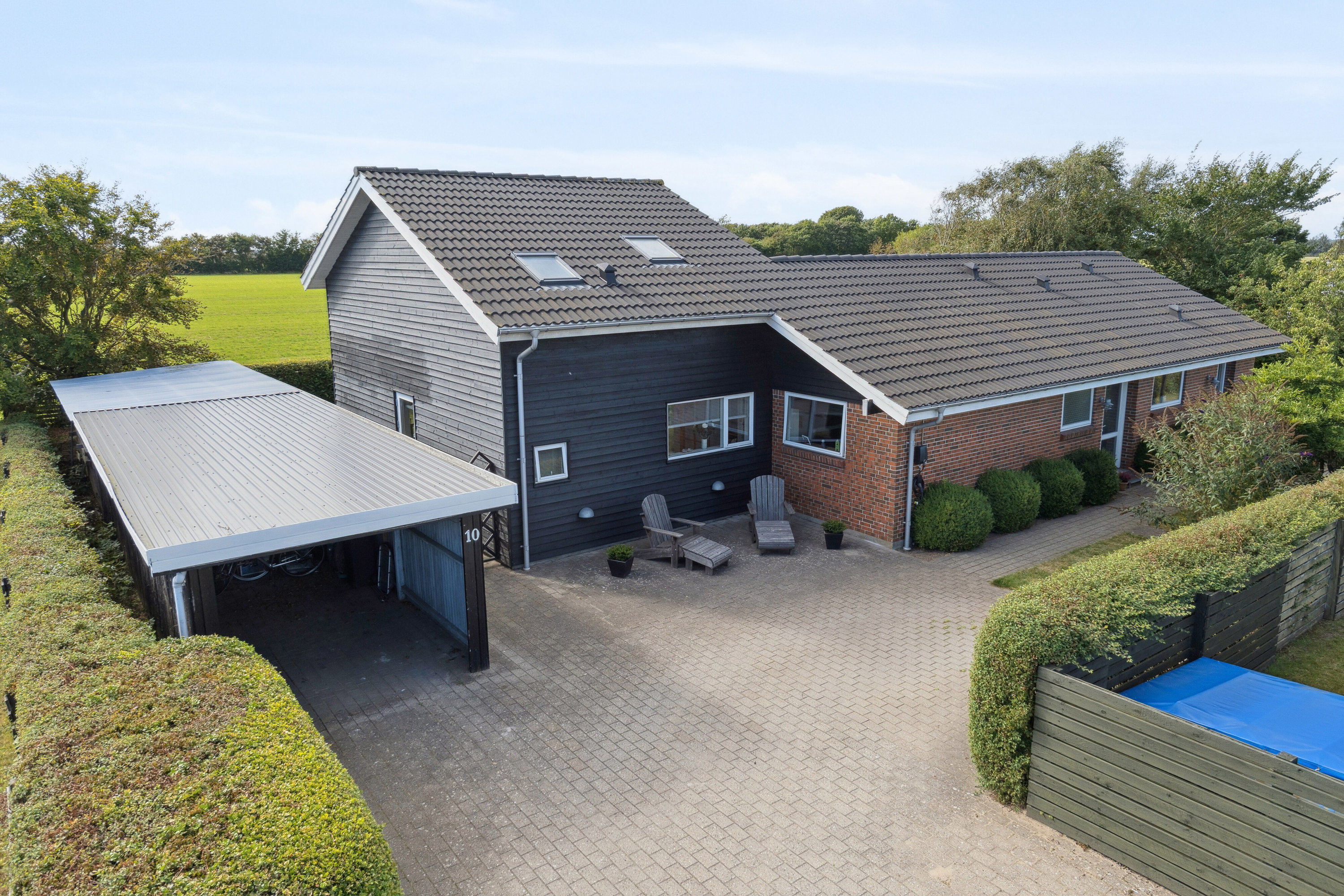 Fremhævet set fra vejen billede i fuldskærmstilstand. Billede af Skælrodvej 10, 9800 Hjørring